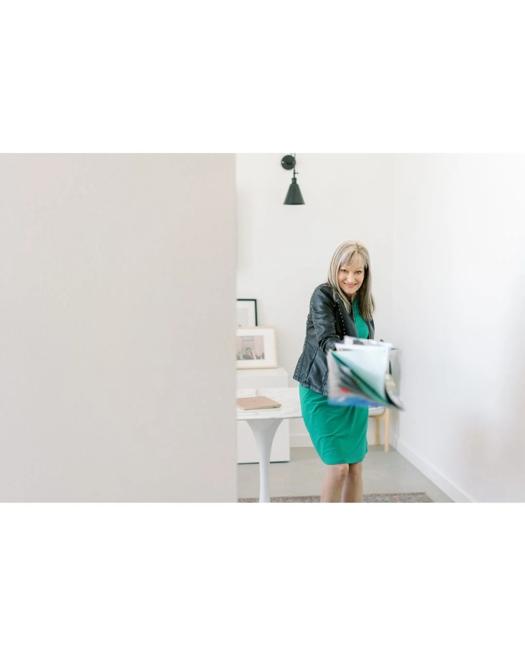 May has arrived, and the May/June issue of Luxe is now on sale. I&rsquo;ll keep posting the featured home on Instagram, offering different perspectives of the showcased spaces along with glimpses of additional rooms throughout the house.
Our focus ce