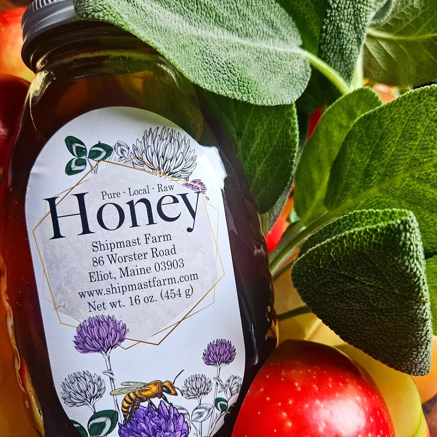 🚨FARM COLLAB🚨
HONEY APPLE SAGE
This week we roasted local apples in @shipmastfarm fall honey with sage &amp; local cider to make a beautiful tart &amp; earthy mix!
@shipmastfarm raises bees near the banks of the Pistcataqua river in Southern Maine.