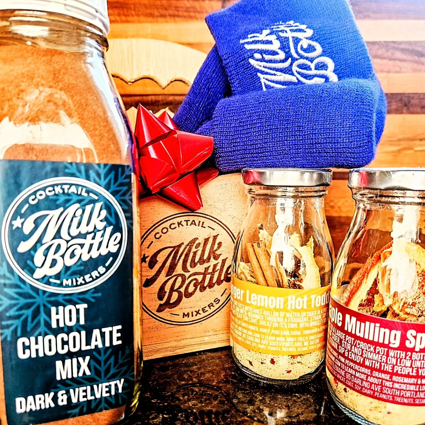 ❄️HOT'N'COZY GIFT SET JUST IN TIME FOR THE HOLIDAYS❄️
Super limited edition that includes:
HOT CHOCOLATE 
MAPLE MULLING SPICE
GINGER LEMON HOT TODDY
A WARM BEANIE 
ALL IN A HANDCRAFTED WOODEN 4 PACK CARRIER!
We will have some at all 3 of our last mar