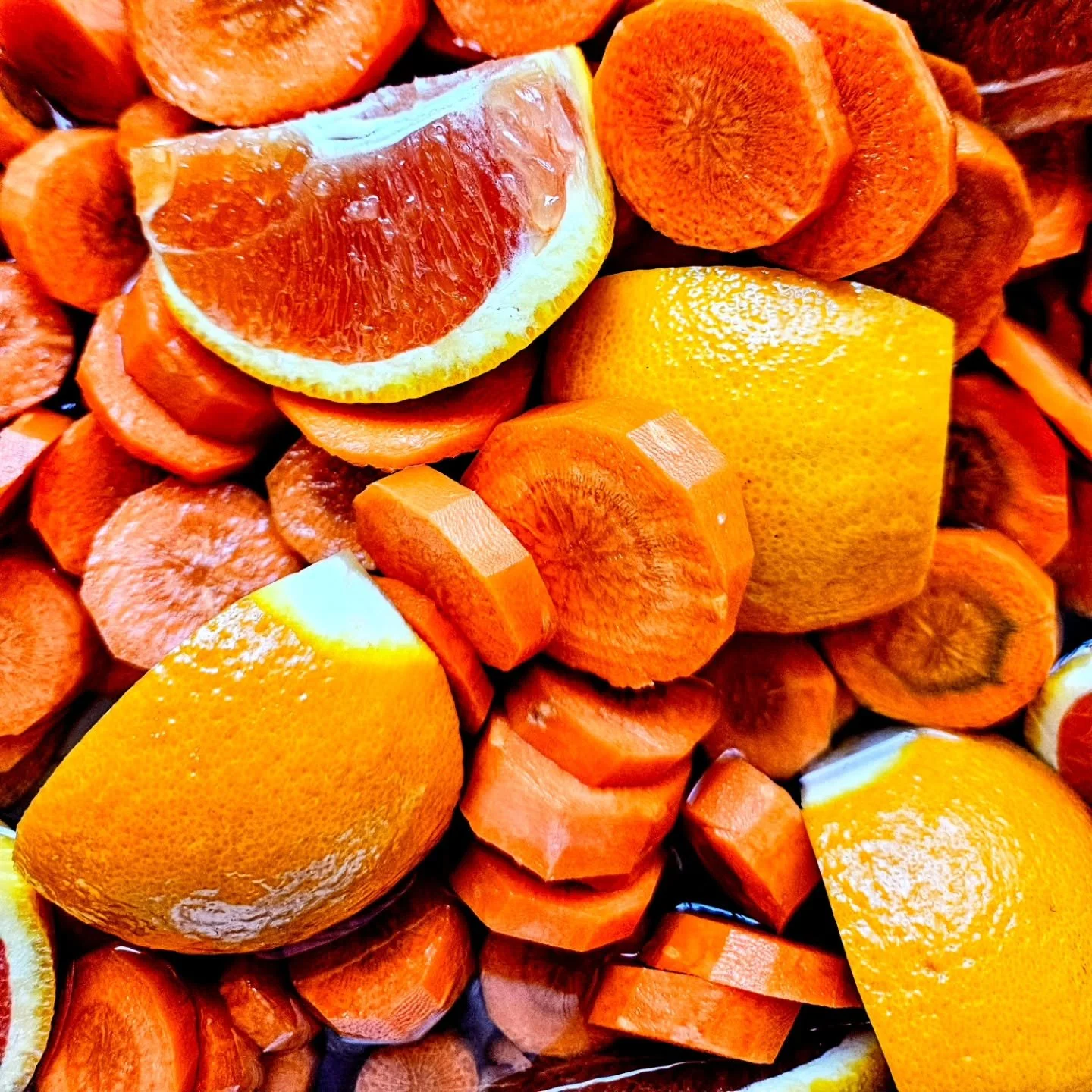 🚨 FARM COLLAB 🚨
🥕🍊🌿🥕🍊🌿🥕🍊🌿🥕🍊🌿

This week we have gorgeous @goransonfarm organic carrots that we're mixing up with cara cara oranges and finishing off with a little kiss of basil!
This beaut will mix well with any bubble, tonic or soda, g