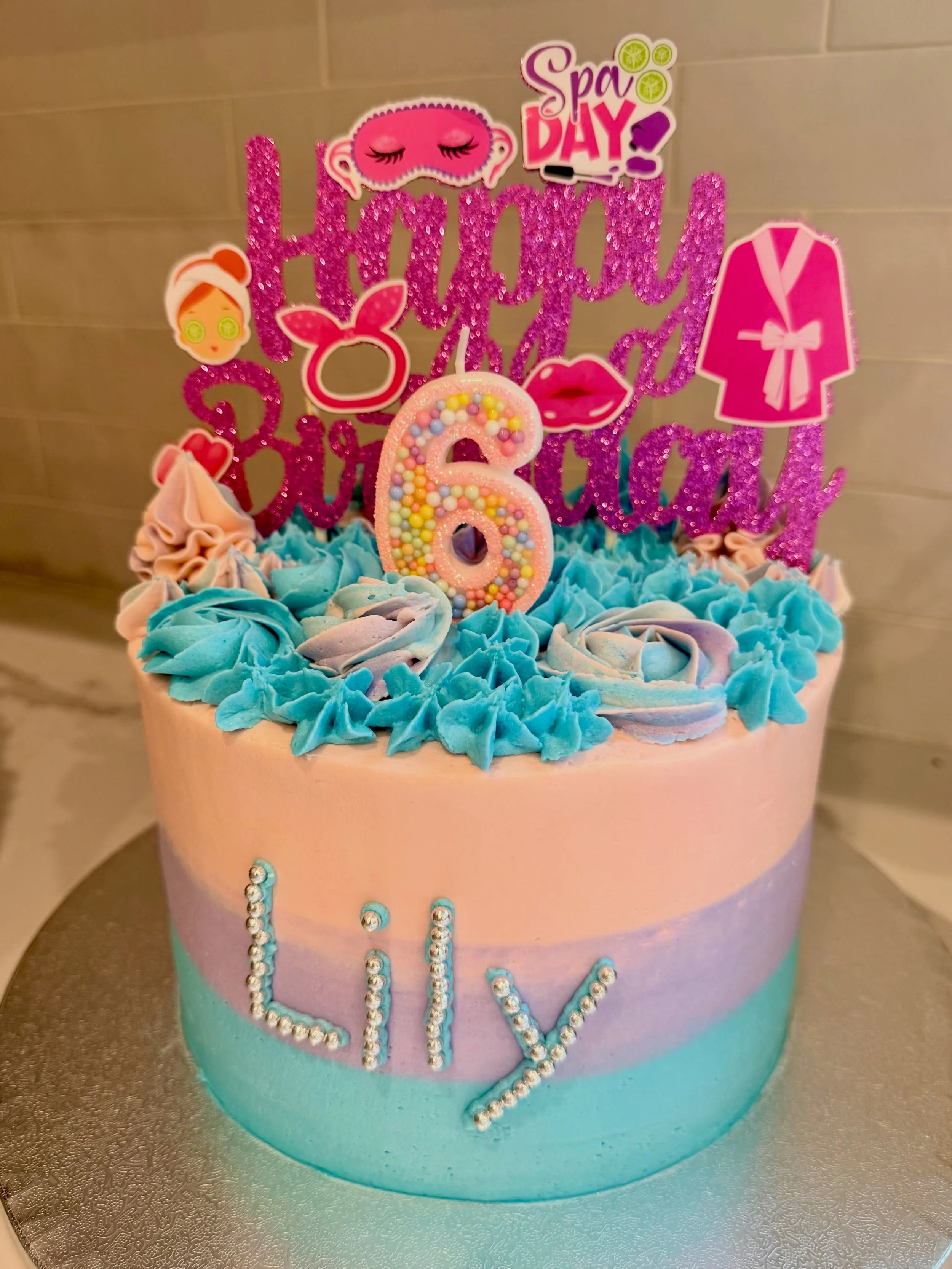 👸SPA GLAMOUR CAKE!🎂 This cake was a special one! 

For my beautiful niece Lily&rsquo;s 6th birthday, I crafted a spa-themed, vegan, nut-free 4-layer vanilla cake with sprinkle filling. 

May is family birthday month -literally 8 birthdays in our fa