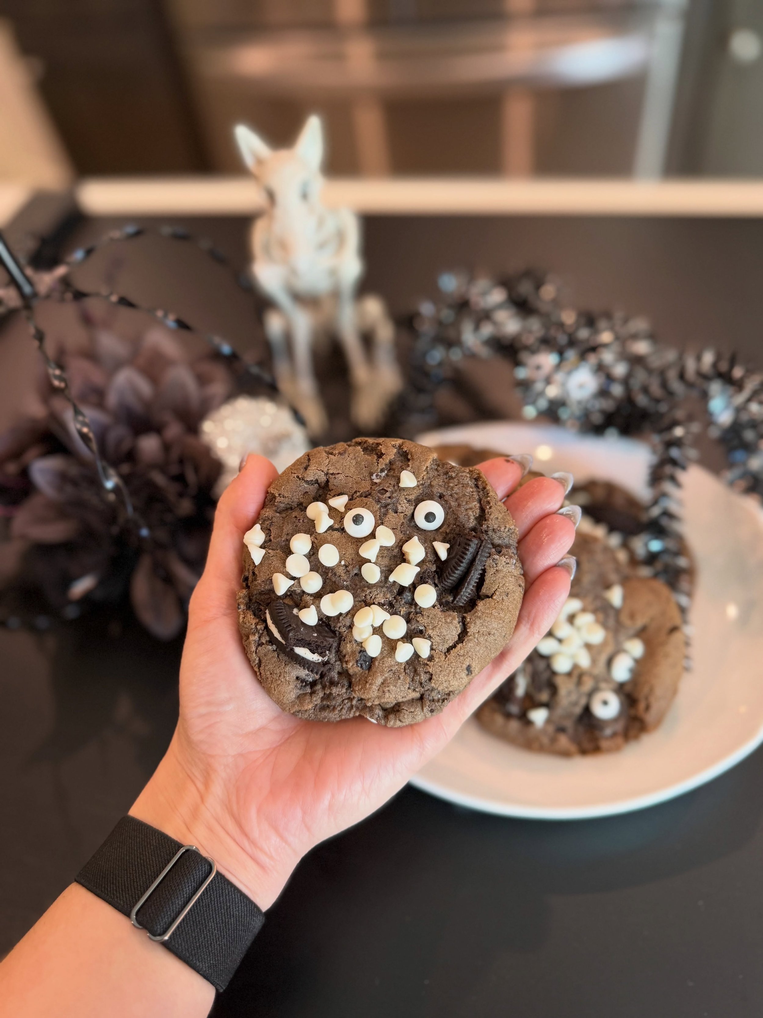 And so it begins. Spooky Season cookie # 1! Cookies n&rsquo; Scream!

This cookie uses the @starlitcrumbbakery specialty cookie base with dark cocoa powder and Oreo mix ins. 

Garnished with some white chocolate chips, Oreos, and eyeballs, this cooki
