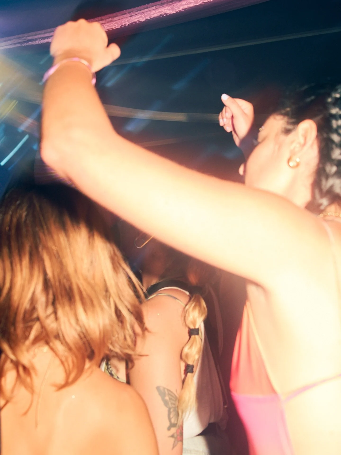 Tickets drop in 3 days! Don&rsquo;t miss out, tag your festy besties below✨
&bull;
&bull;
#edm 
#electronicmusic 
#festival 
#rave 
#festivalvibes 
#party 
#beachparty 
#seaside 
#sunset 
#ocean 
#musicfestival 
#travelsrilanka 
#visitsrilanka 
#sril