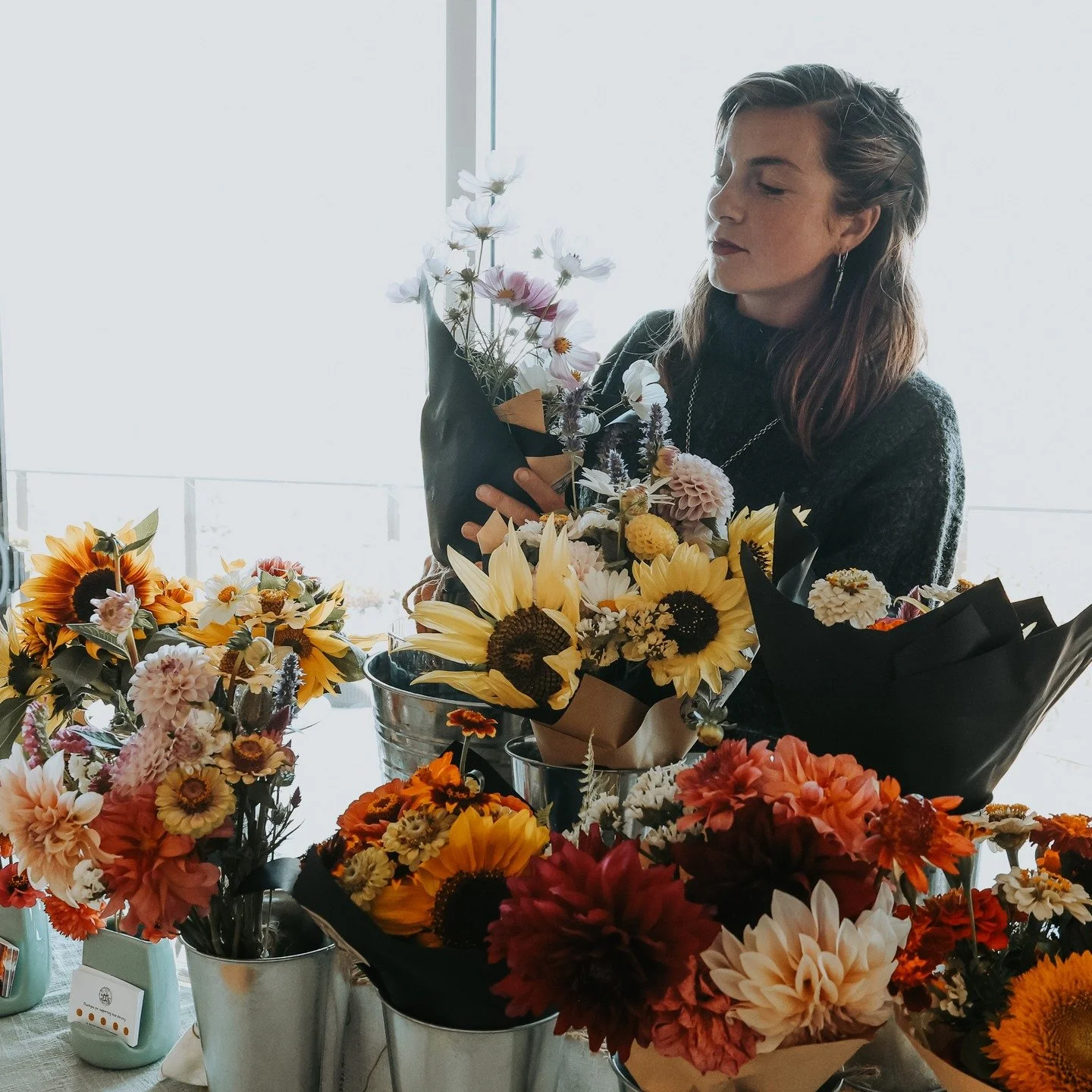 A memory from @oxancollective 's Equinox retreat. 

Lemon queen sunflowers have long since faded, dahlias are longing to be lifted and snuggled away into hibernation, teddy bears and zinnias have already been snoozing for a minute. It's incredible ho