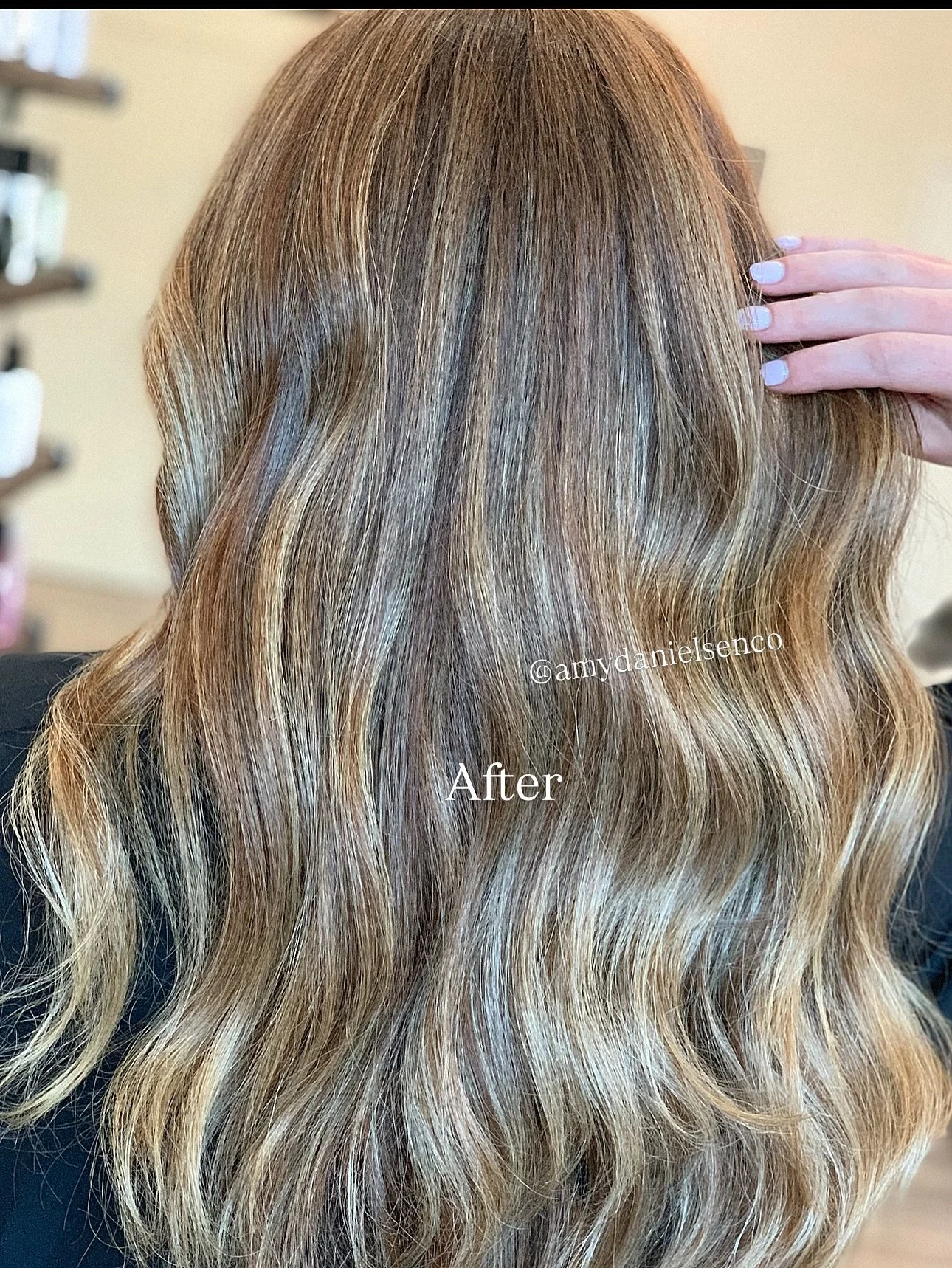 Swipe to see her BEFORE we did a full balayage ➡️ 😮 

⚡️ PSA: March is ALREADY filling up! If you want fresh, healthy, gorgeous hair next month, NOW is the time to grab your spot.
❌ Don&rsquo;t wait until your roots are out of control.
❌ Don&rsquo;t