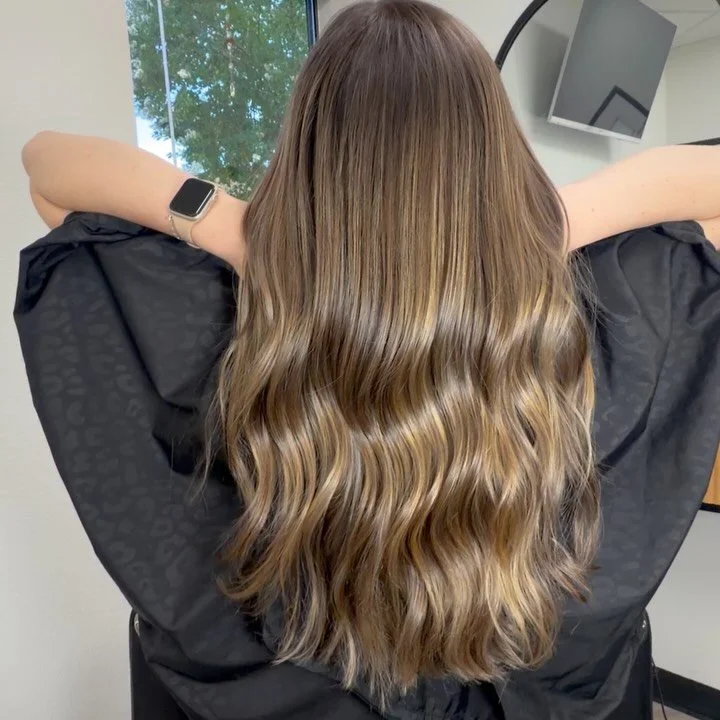 🔥 The perfect summer color: bright, effortless, and totally low-maintenance. 🔥
When @jessica_chanda came in, she wanted&hellip;
❌ A soft, dimensional color that doesn&rsquo;t require constant touch-ups.
❌ A cut that adds movement &amp; shape while 