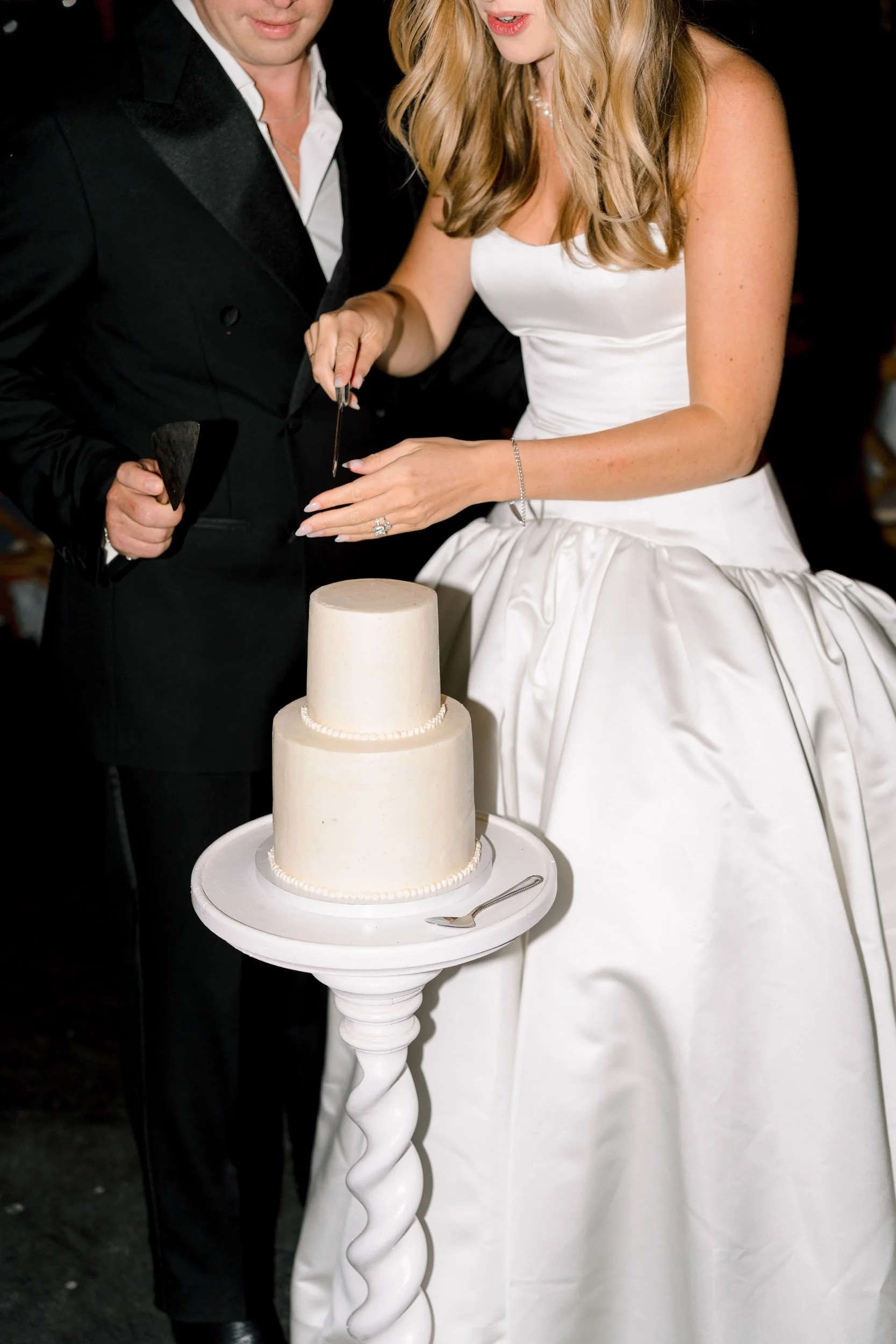 Wedding Moments cutting cake