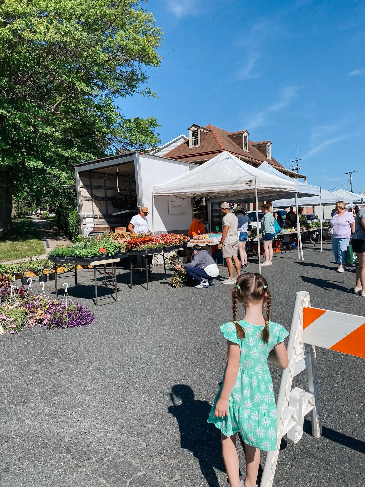 girl walking into the havre de grace farmers market