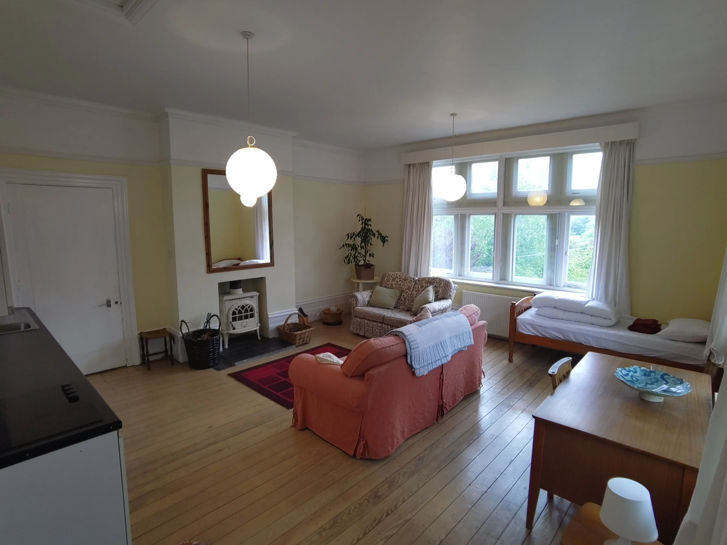 First floor studio (sleeps 2, 2 single beds)