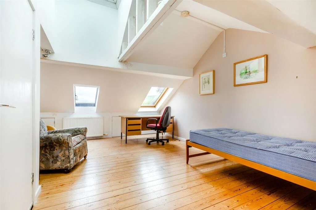 Attic Bedroom #7 (2nd floor) - 2 single beds