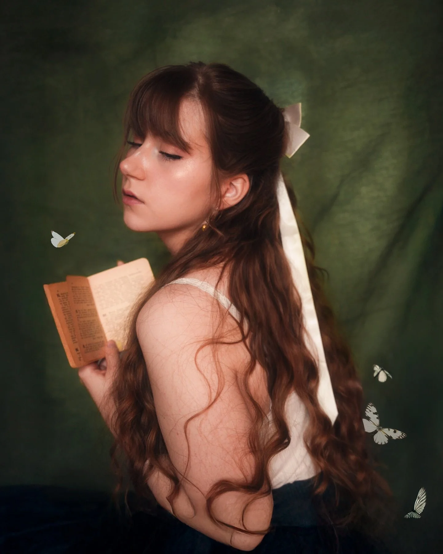 Hehe updated my profile pic on a whim! And btw, don't you think my hair's getting close to Tolkien's elf standards? 🏹🍃