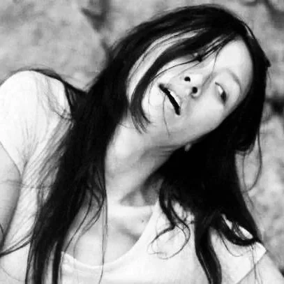 Black and white photo of a workshop participant singing in a voice workshop in Malérargues.