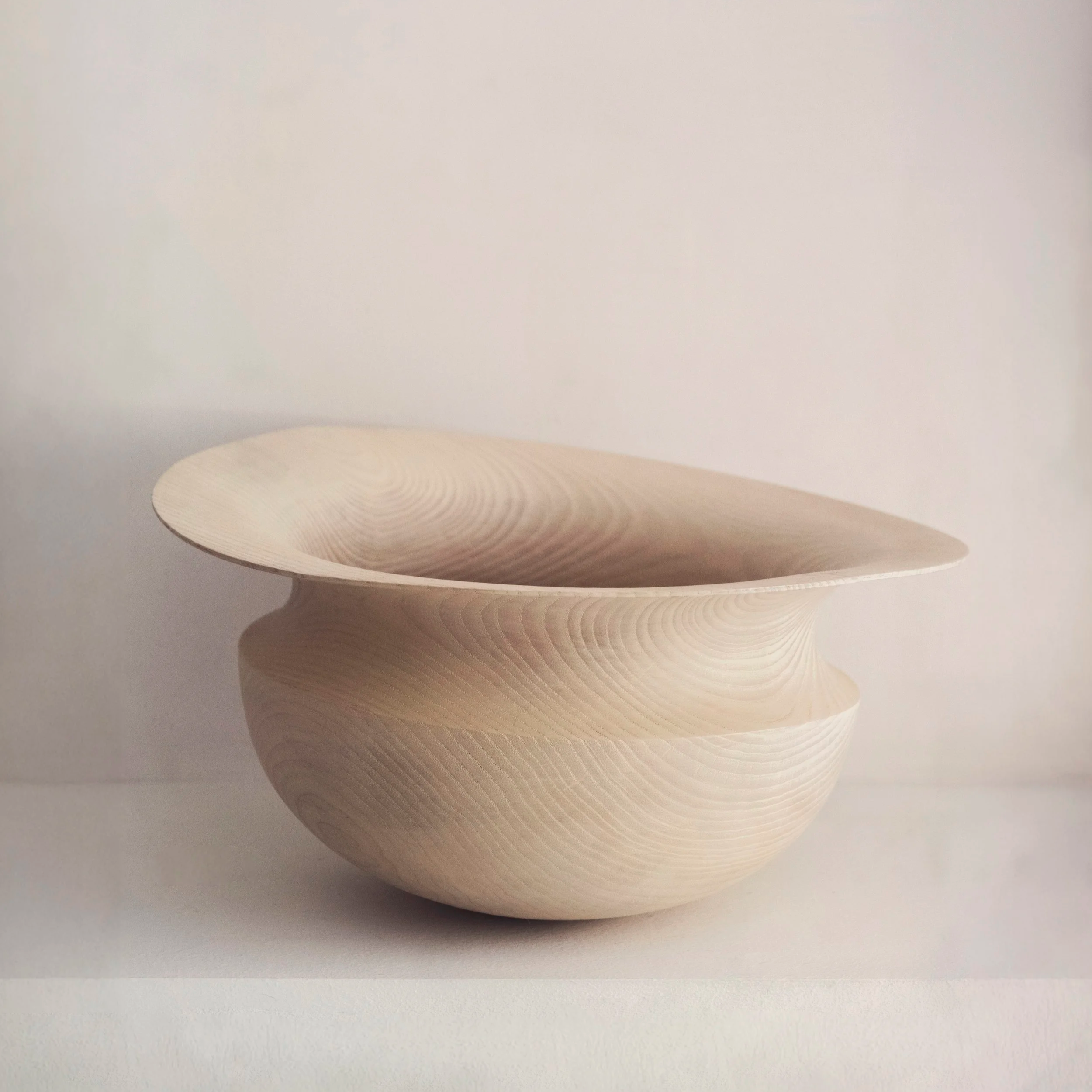 Pieza de fresno blanqueado. Colección Clásicas 2025