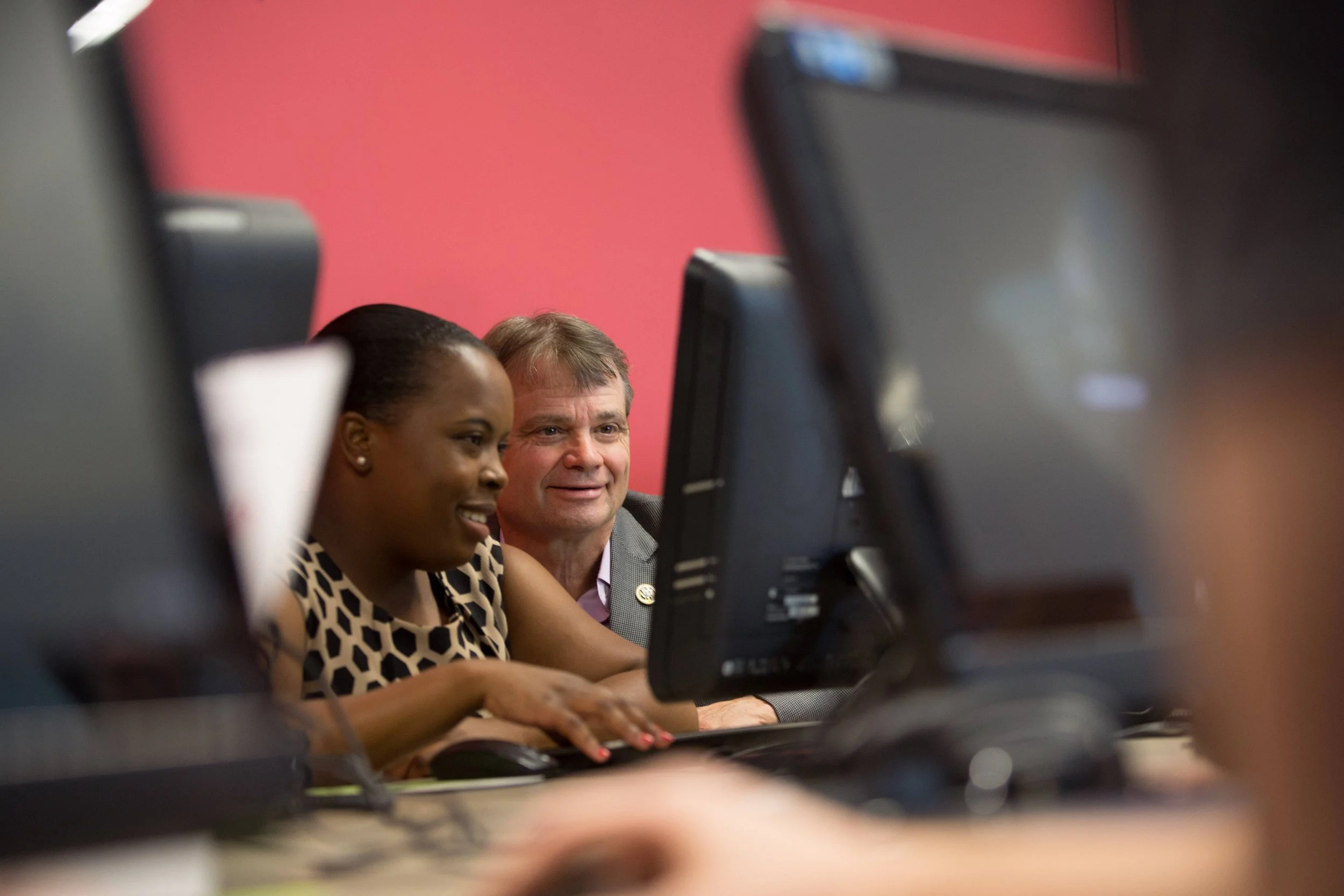 Mike Quigley and a Chicagoan in front of a computer in a local community center.