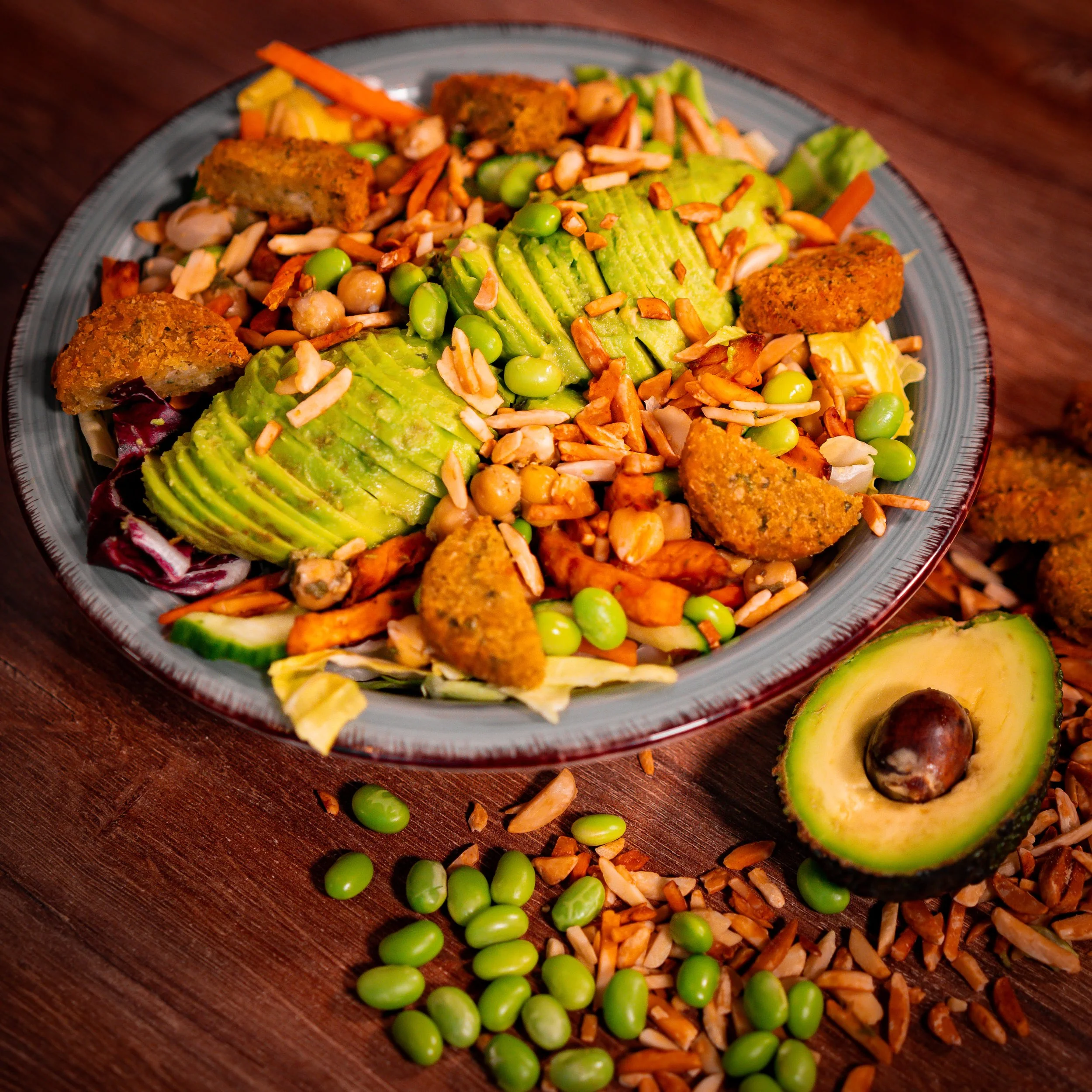 Salatprinz Regensburg: Salat mit Avocado, Edamame und frischem Gemüse