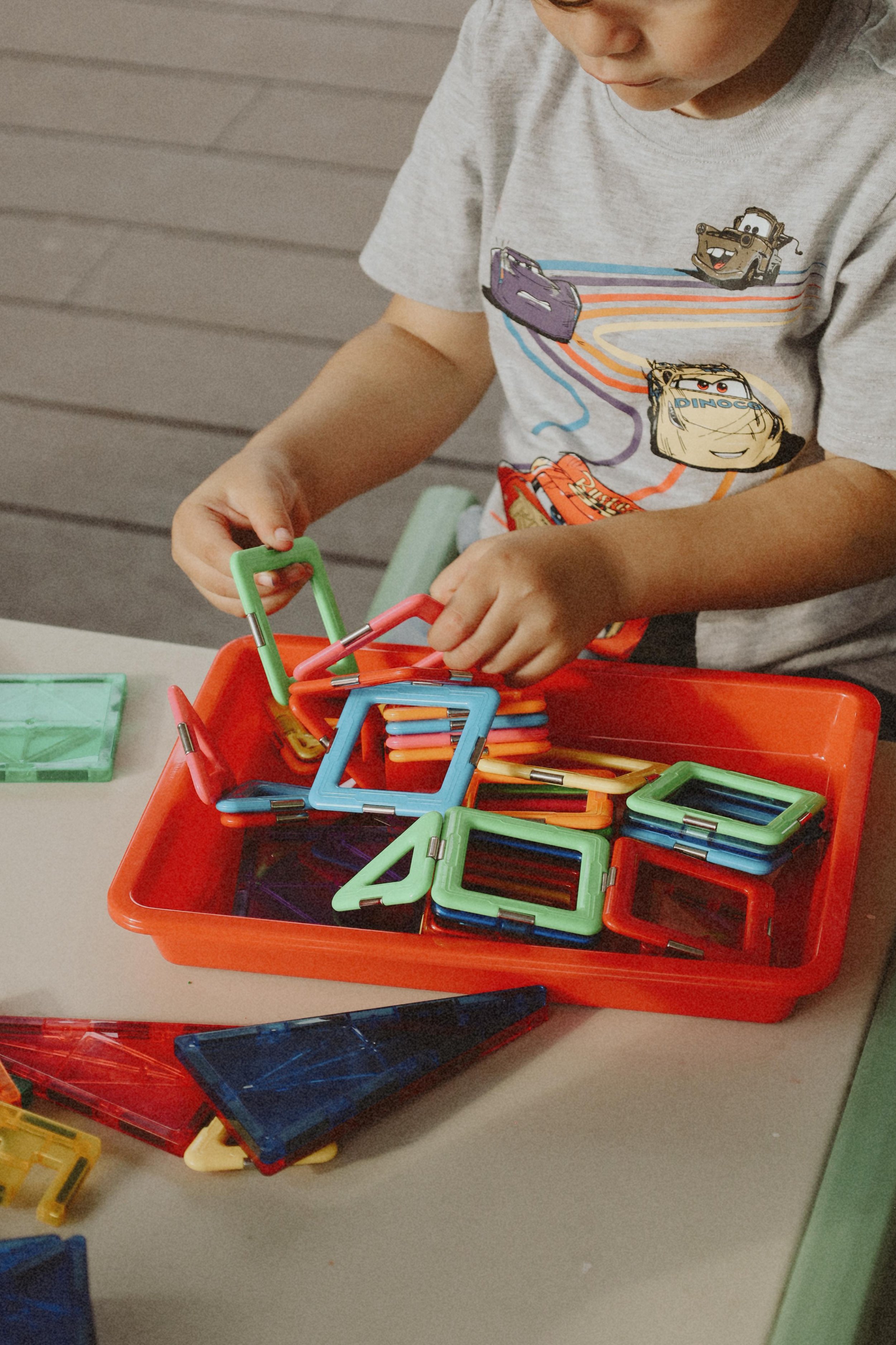 El aburrimiento no es enemigo: la creatividad que nace cuando el niño no tiene qué hacer.