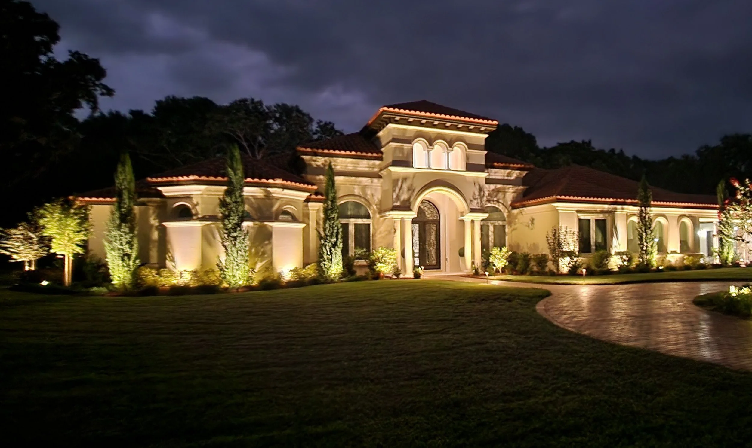 large residence professional landscape lighting - vibe lighting