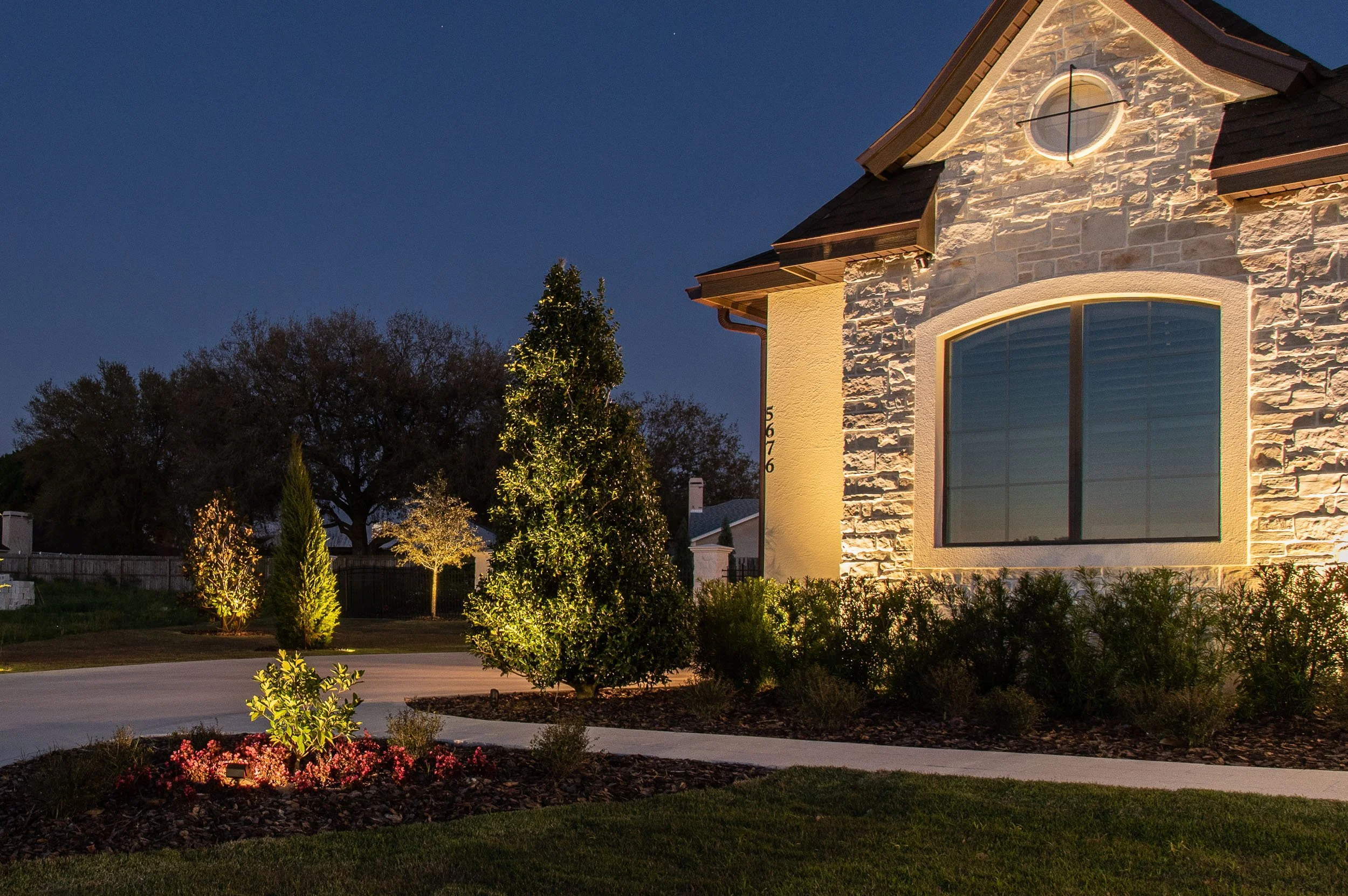 lakeland florida landscape lighting - front yard - vibe lighting