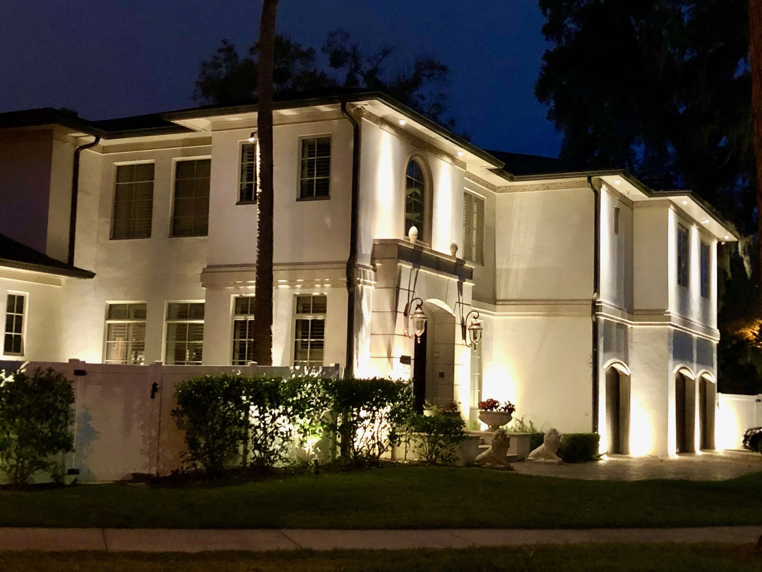 lakeland florida landscape lighting - front yard - vibe lighting