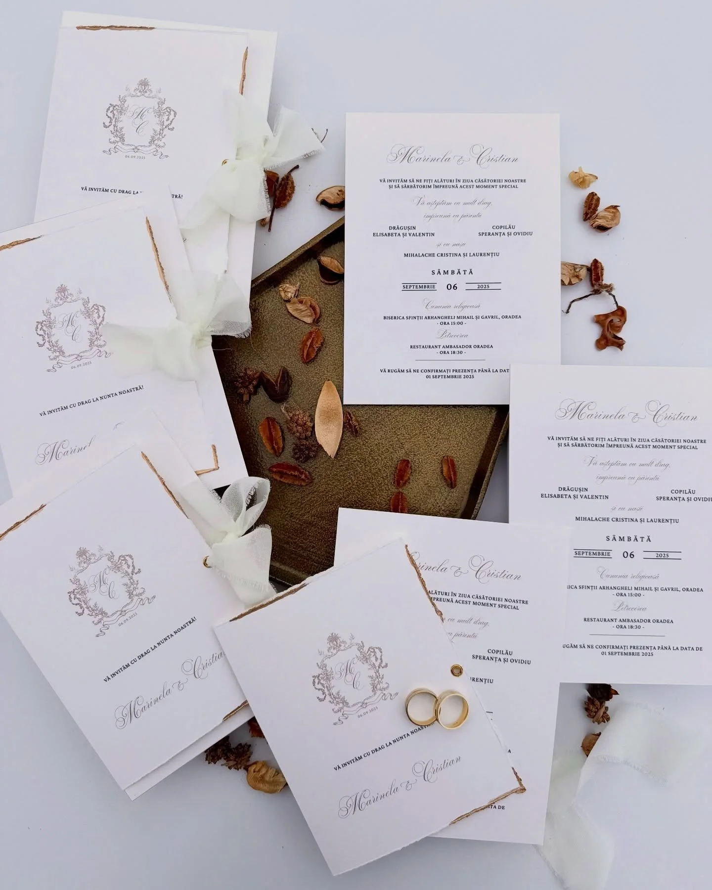 O variantă de invitație fără plic clasic, dar cu toată magia unei povești.
Design curat, detalii aurii subtile și o panglică cu texturi mătăsoase, pentru un plus de romantism.

_______________
Suntem la un mesaj distanță:
💌contact@manuscrisatelier.c