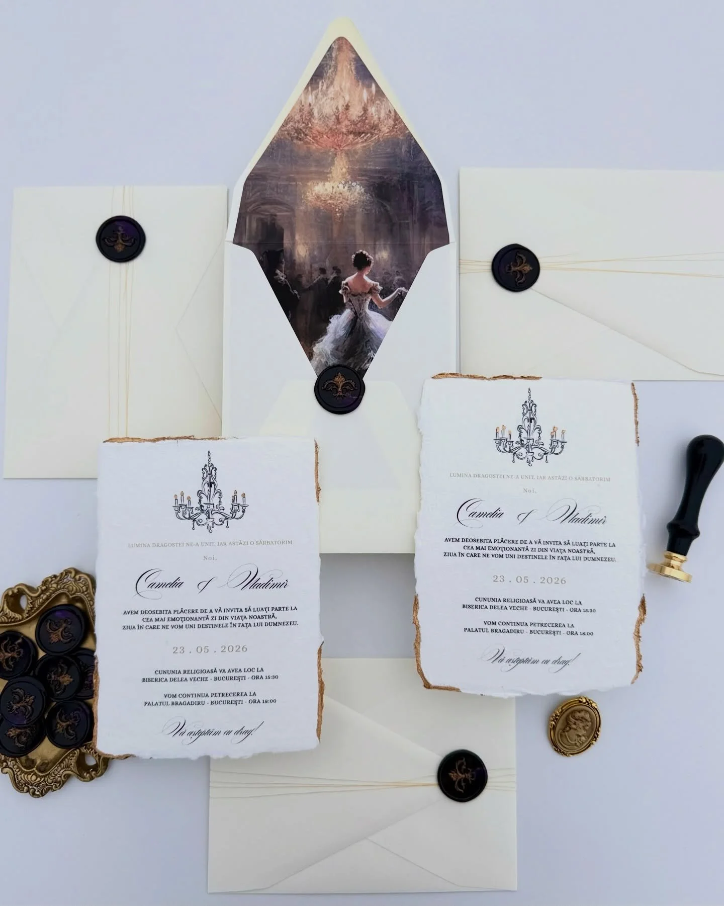 ⚜️Un basm imprimat pe h&acirc;rtie realizată manual, cu texturi nobile și accente aurii, pentru &icirc;nceputuri demne de o poveste fără sf&acirc;rșit ⚜️
_______________
Pentru detalii sau oferte personalizate:
💌contact@manuscrisatelier.com
Whatsapp