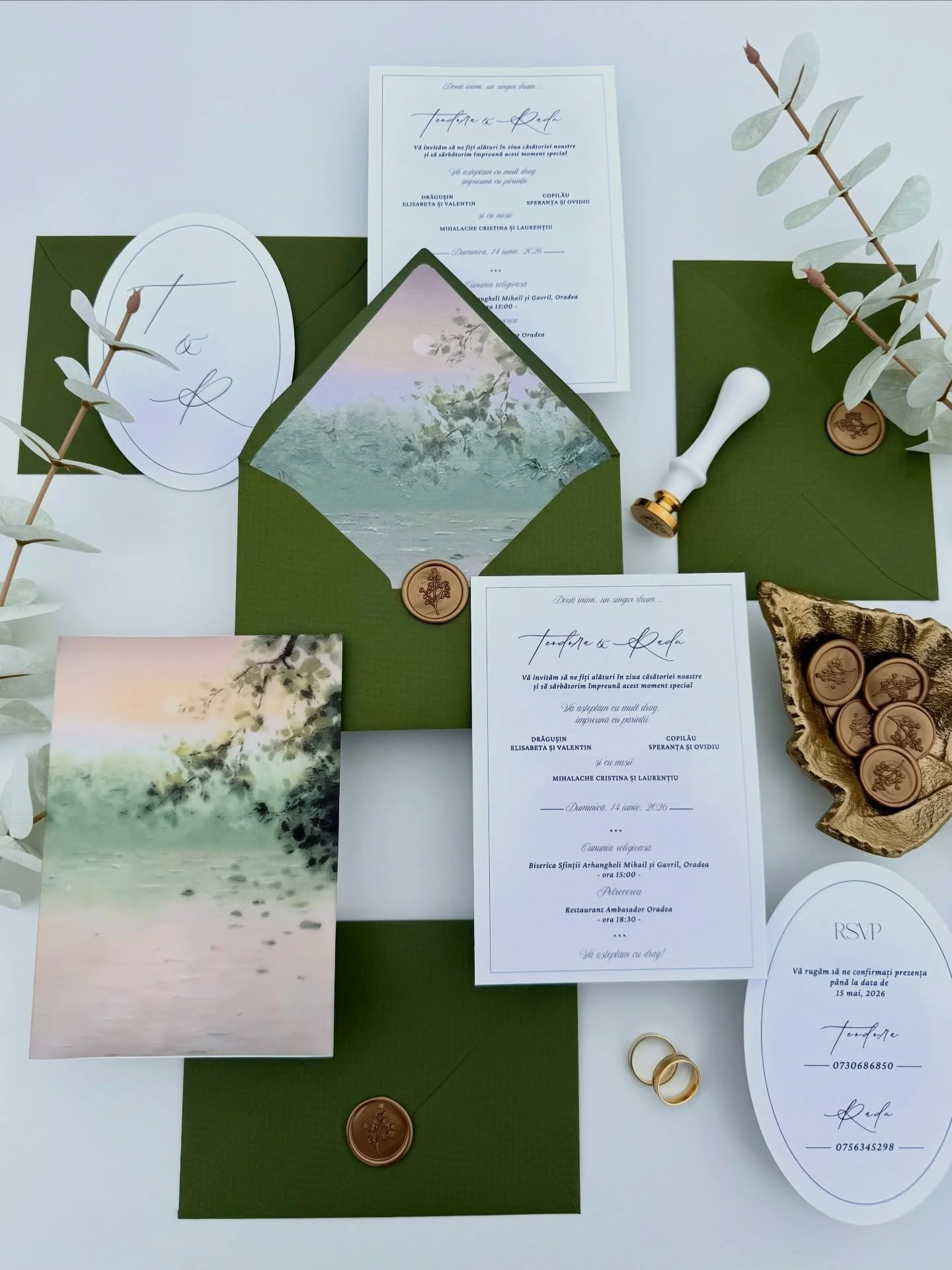 Plicuri texturate &icirc;n nuanța olive, detalii fine și un design care vorbește despre eleganță și naturalețe.
Invitații create manual, pentru &icirc;nceputuri care merită anunțate cu stil. 💚
_______________
Pentru detalii sau oferte personalizate: