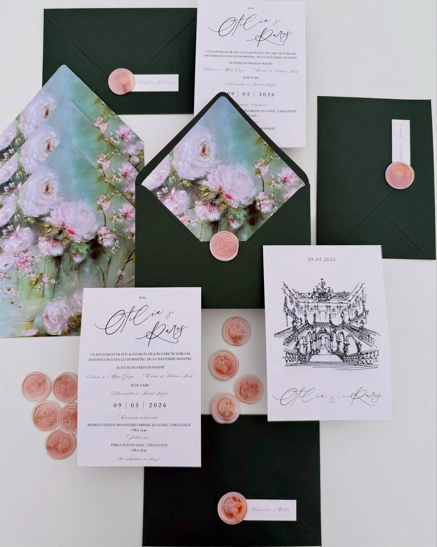 Un plic care ascunde o mică lucrare de artă cu flori diafane &icirc;n nuanțe delicate, alături de o invitație cu accente arhitecturale desenate fin ✨un echilibru &icirc;ntre romantism și eleganță clasică.✨

Detaliile care nu se văd din prima și te la