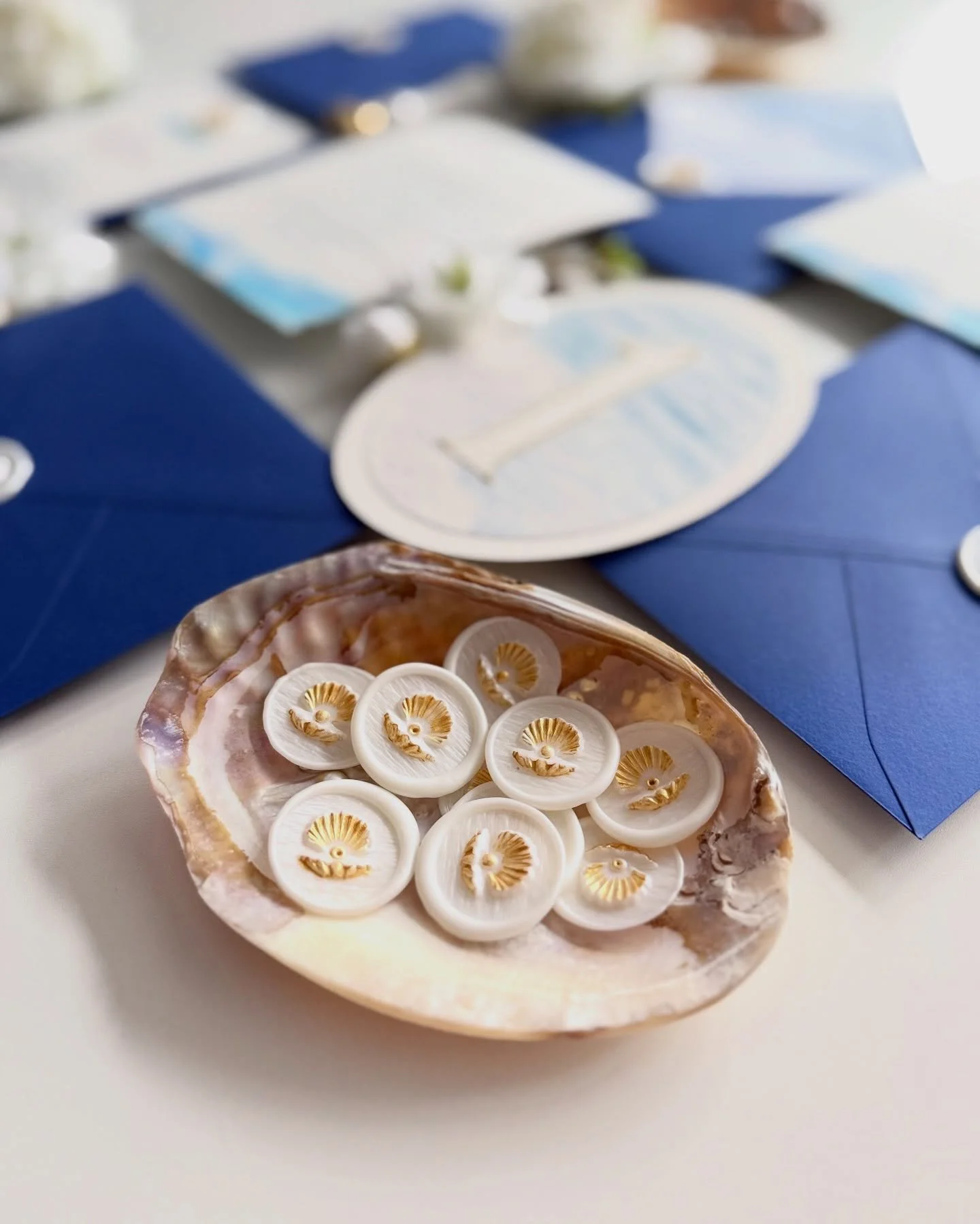 H&acirc;rtie, ceară și scoici aduse de mare 🐚🌊 

&Icirc;mpreună, papetăria și decorul din scoici pot fi acele texturi naturale care completează perfect atmosfera unui eveniment la malul mării✨

#manuscrisatelier #azulconcept #romanianbrand #handmad