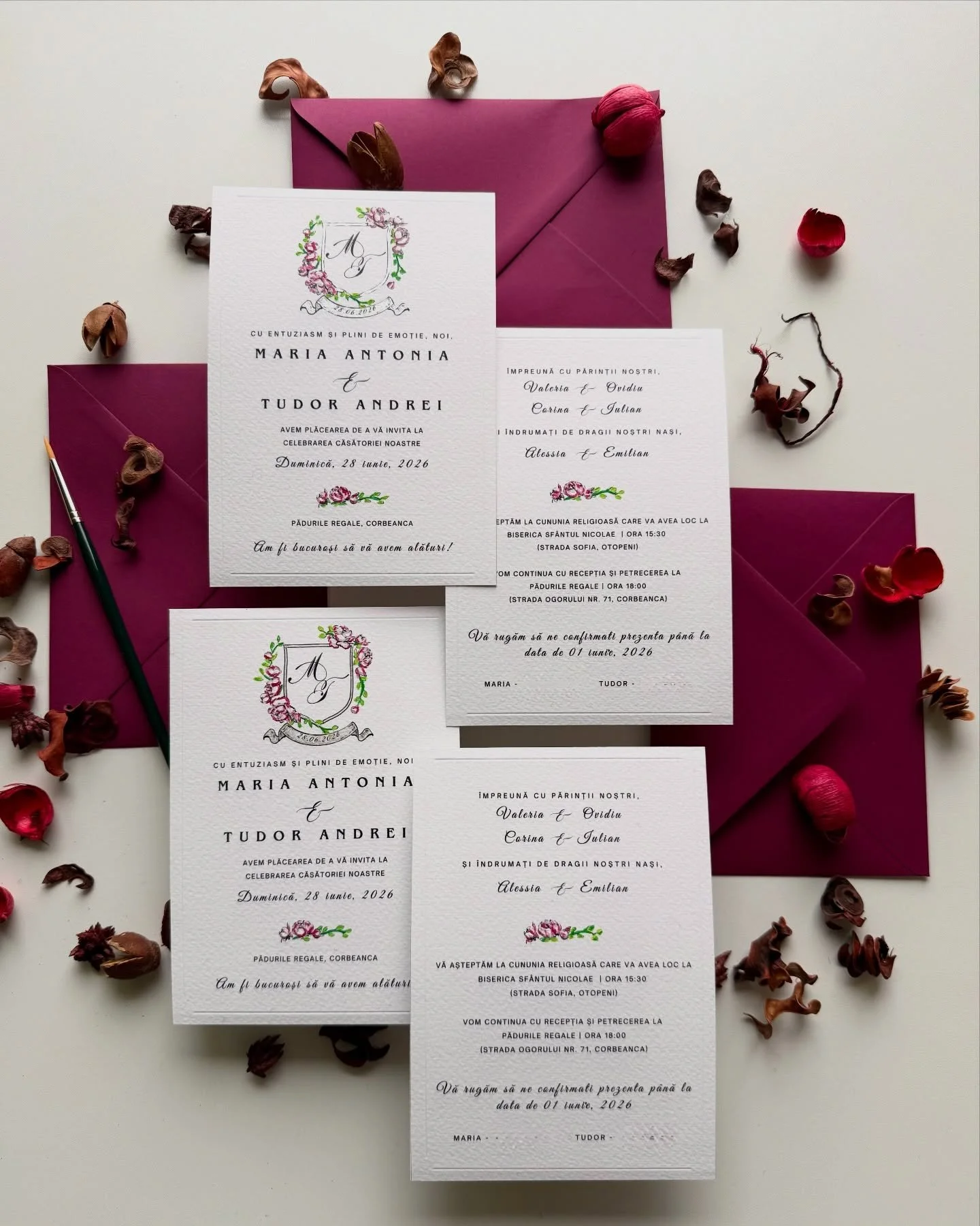 Fiecare piesă este mai mult dec&acirc;t un simplu print - ea devine unică prin detaliile florale pictate manual, adăugate cu răbdare și emoție, d&acirc;nd invitației o notă delicată și personală.✨

Pentru o papetărie ce merită simțită, nu doar citită