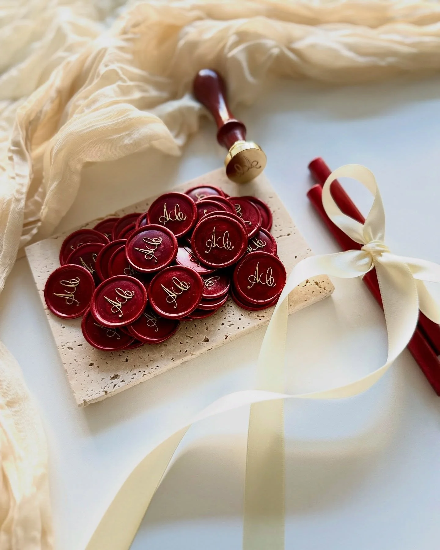 Micile detalii sunt cele care dau farmec &icirc;ntregului🤍

#manuscrisatelier #weddingstationery #waxseals