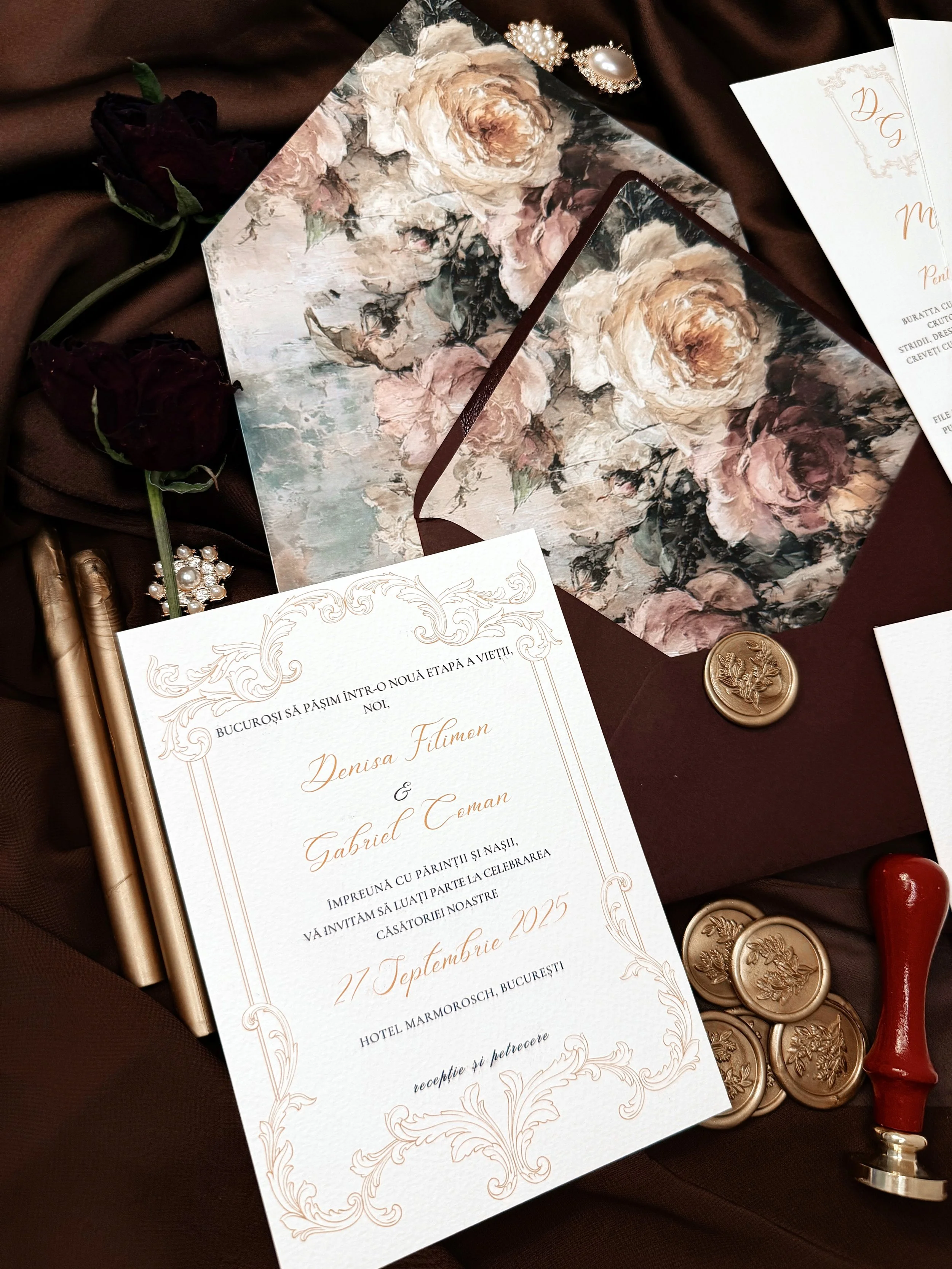 Invitații de nuntă baroc elegante din Colecția Baroque Reverie, cu detalii ornamentale și estetică aristocratică