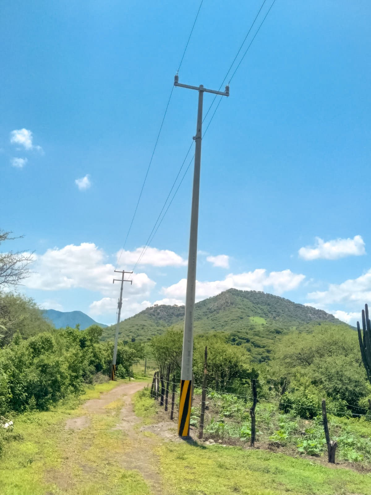 ELECTRIFICACION AEREA PARA SERVICIO DE TELESECUNDARIA EN LA POBLACION DE BUCKINHAM, AYUTLA