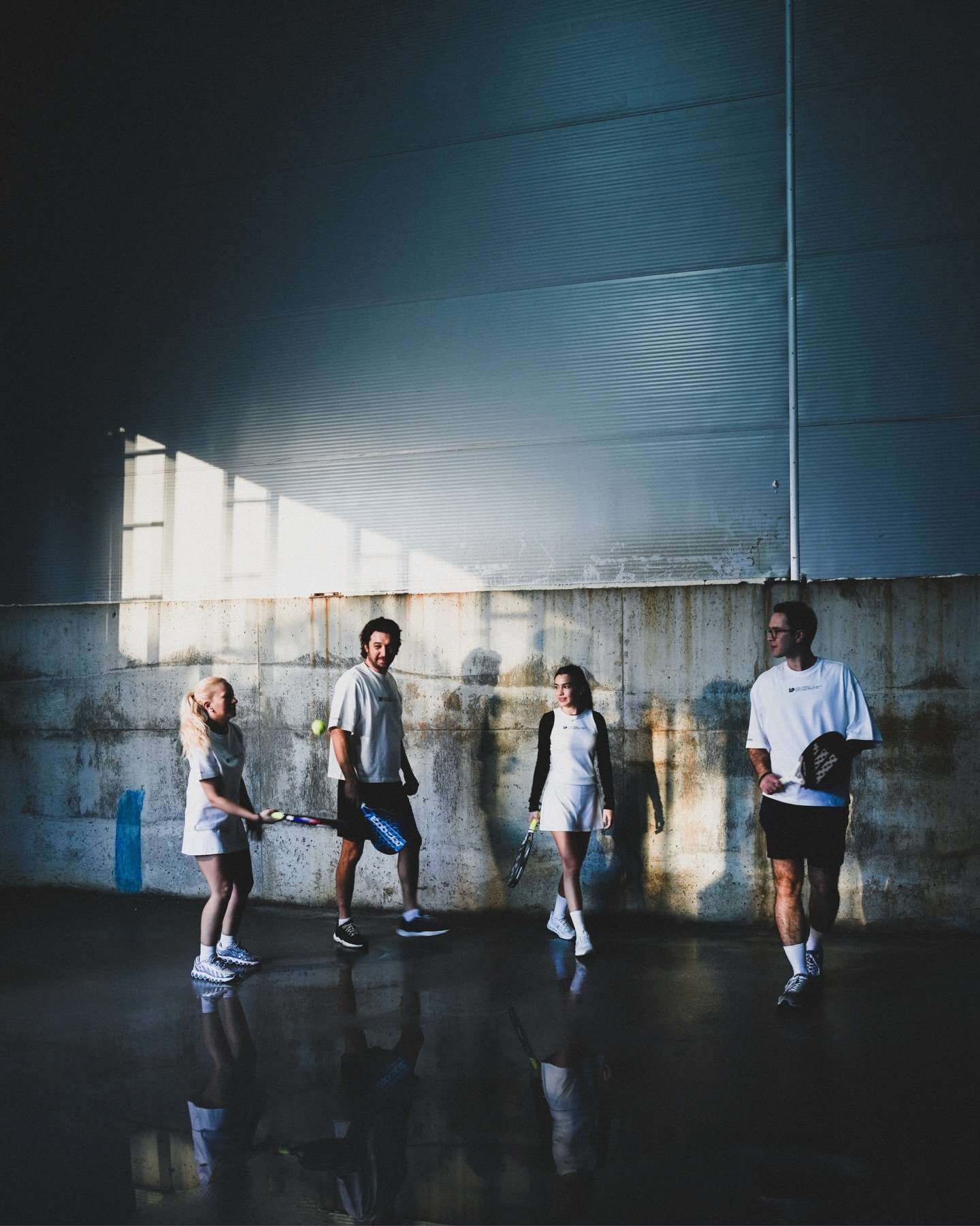 Le Padel&rsquo;de oyunun etrafında ger&ccedil;ek bir topluluk kurmak en b&uuml;y&uuml;k hedefimiz.

Bu topluluk, yalnızca aynı yerde buluşan insanlardan değil; aynı enerjiyi, aynı &ouml;zeni ve aynı heyecanı paylaşan kişilerden oluşuyor.

Sen de topl