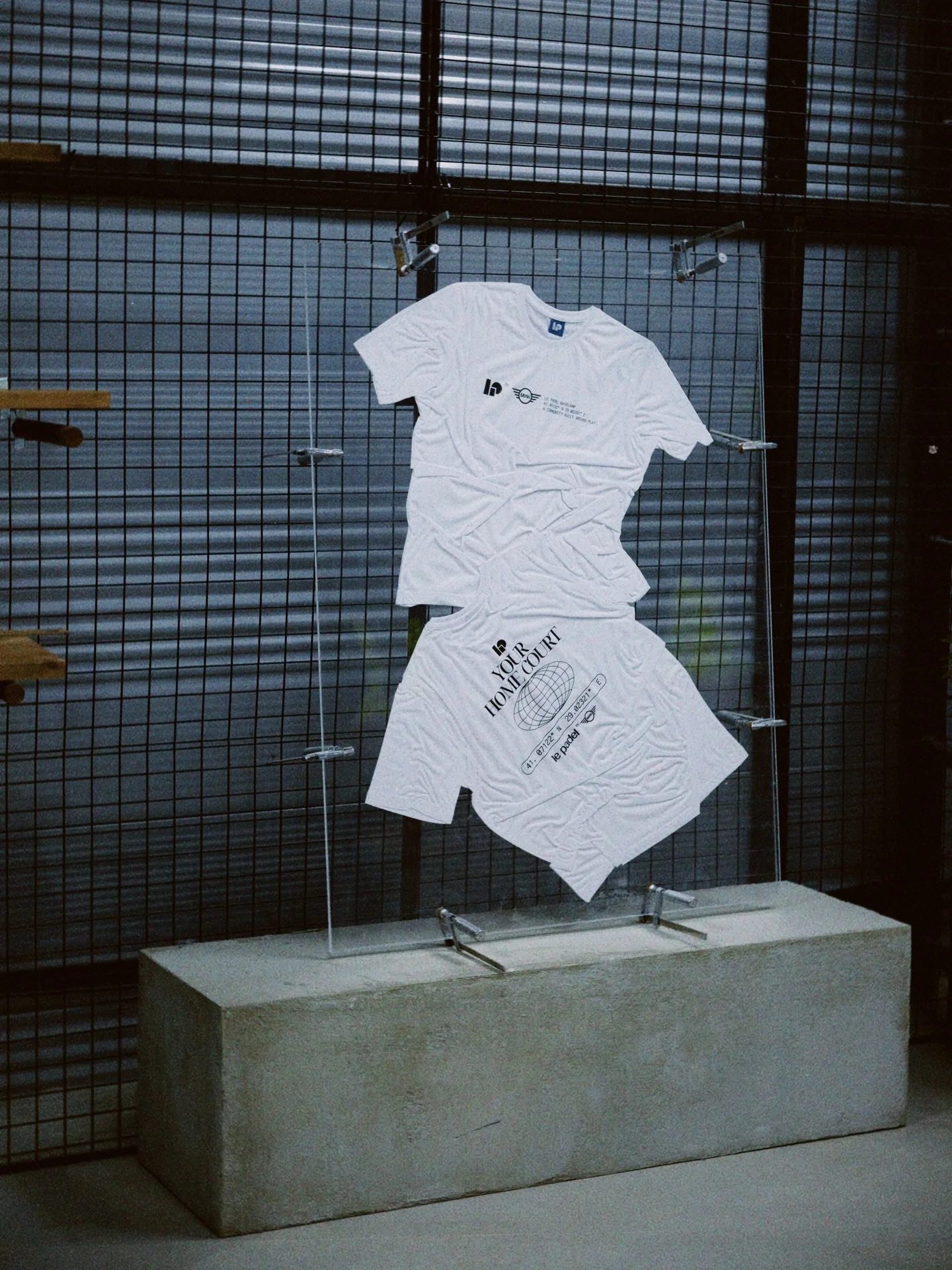 LE PADEL BY MINI mimari tasarım yaklaşımı, İstanbul&rsquo;un dinamik ve katmanlı kent dokusundan ilham alır.

Br&uuml;t beton, net akslar ve geometrik s&uuml;reklilik, oyunun hızını ve akışını destekleyen bir sistem olarak kurgulandı.