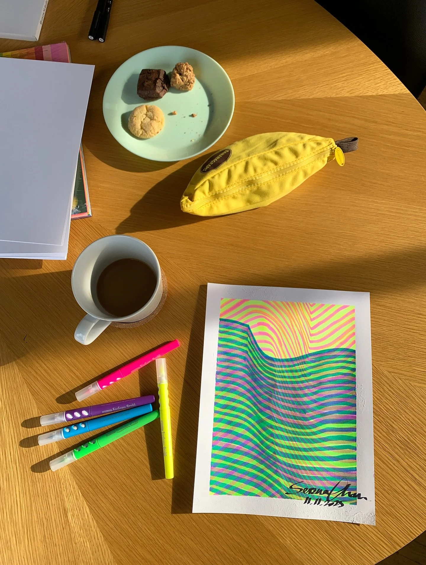 This morning at HOMEROOM @ Third Realm: playing with highlighter lines inspired by @sterkhvalros. Coffee, cookies, and jazz to start the morning while letting myself play with a new medium&mdash;highlighters! 

Much like the nature of the waves, I fo