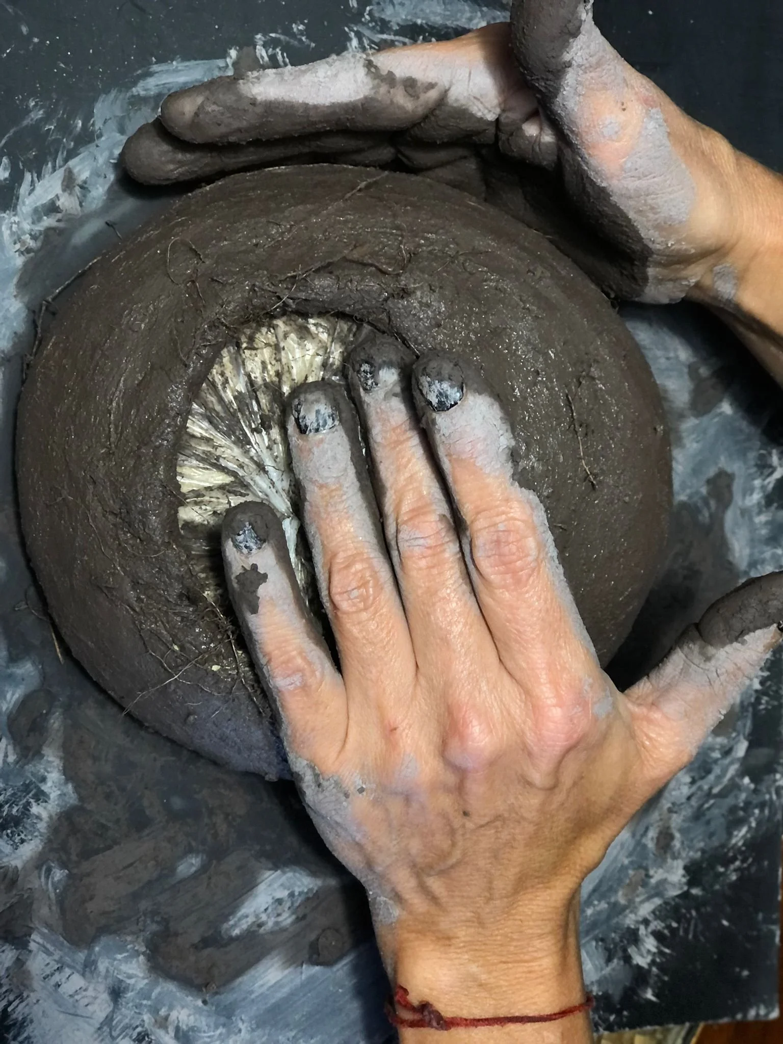 manos con barro.jpg