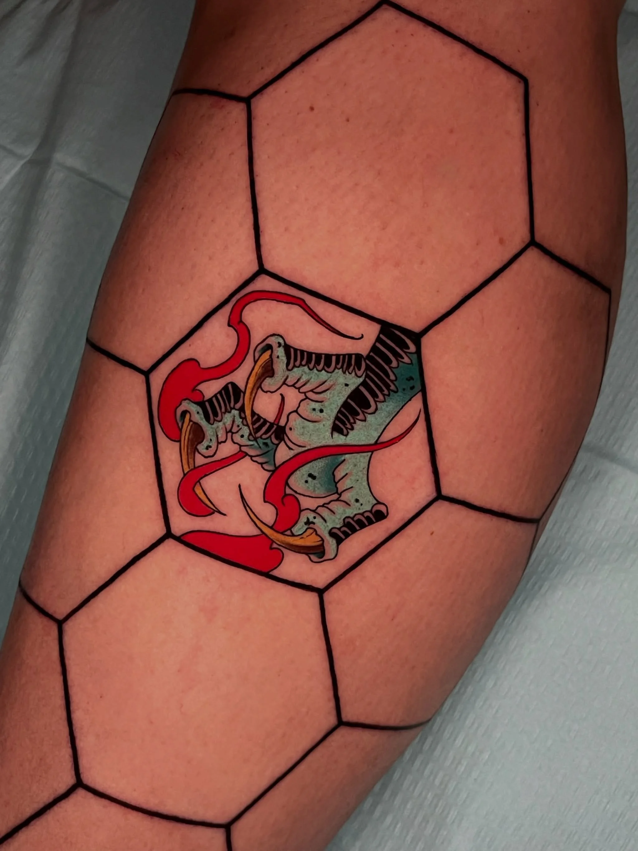 🩸DRAGONxCLAW🩸

I started this hexagon project and was given free range to add my own lil designs to this very cool tattoo. Love the colors! Thanks for the trust and thanks for looking 🫶🏻

#tattoo #japanese #dragonclaw #colortattoo #neotraditional