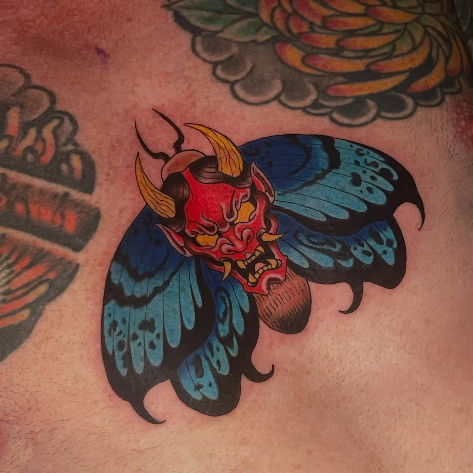 🩸HANNYAxMOTH🩸

A lil primary color play on the chest. Super fun Hannya Mask moth I got to do awhile back. 
As always thank you for the trust and thanks for looking 🫶🏻

#hannyamasktattoo #tattoo #mothtattoo #neotradtattoo #tattoos