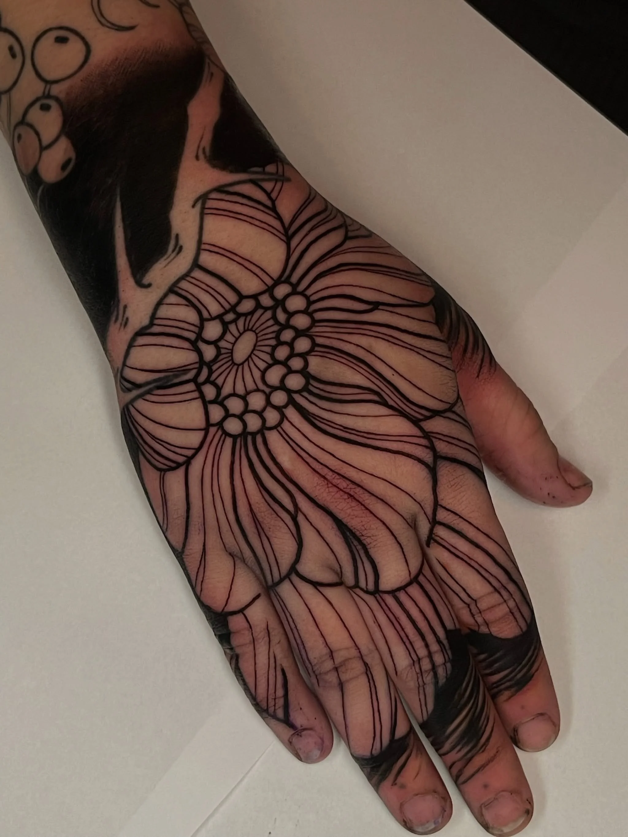 🩸JOBxSTOPPER🩸

Finally got to the hand for the homie @ashtray_tattoos 🖤👀 
Thank you for the trust big dawg &amp; thanks for looking! 🫶🏻

#handtattoo #flowertattoo #blackwork #neotradtattoo #neotraditionaltattoo