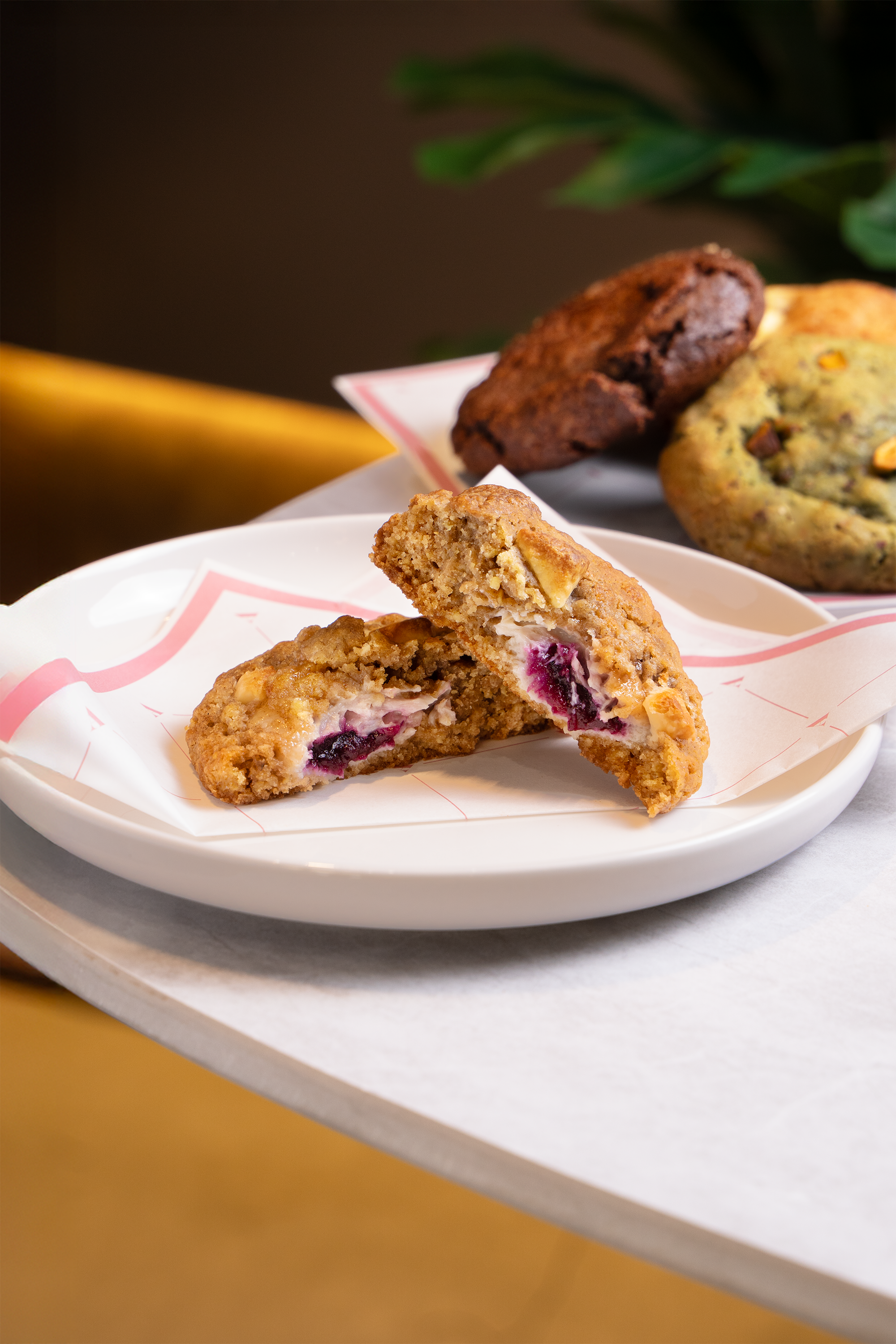 galleta rellena de cheesecake crumble  de la pasteleria A Cake Boutique en Lima Perú