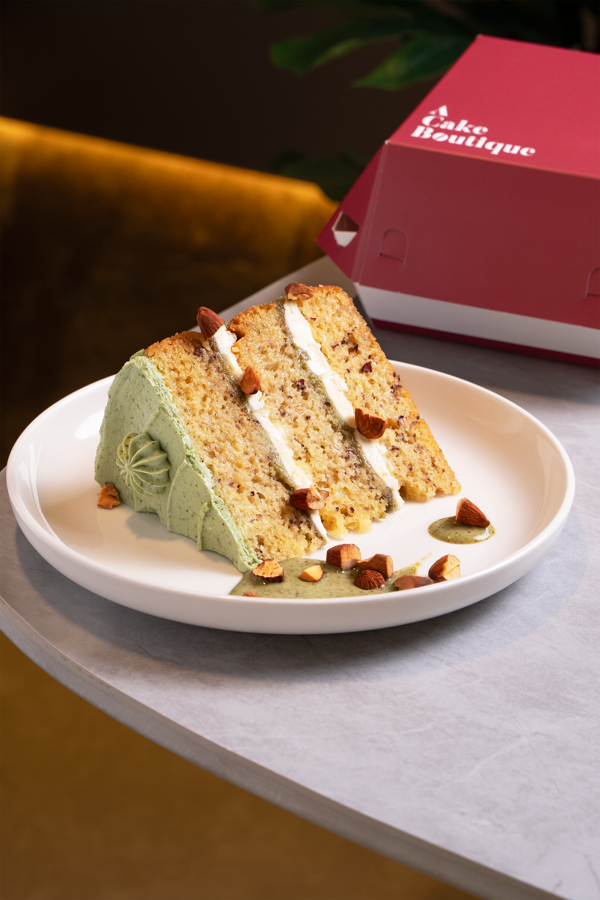 porcion de torta de almendras y pistacho  de la pasteleria A Cake Boutique en Lima Perú