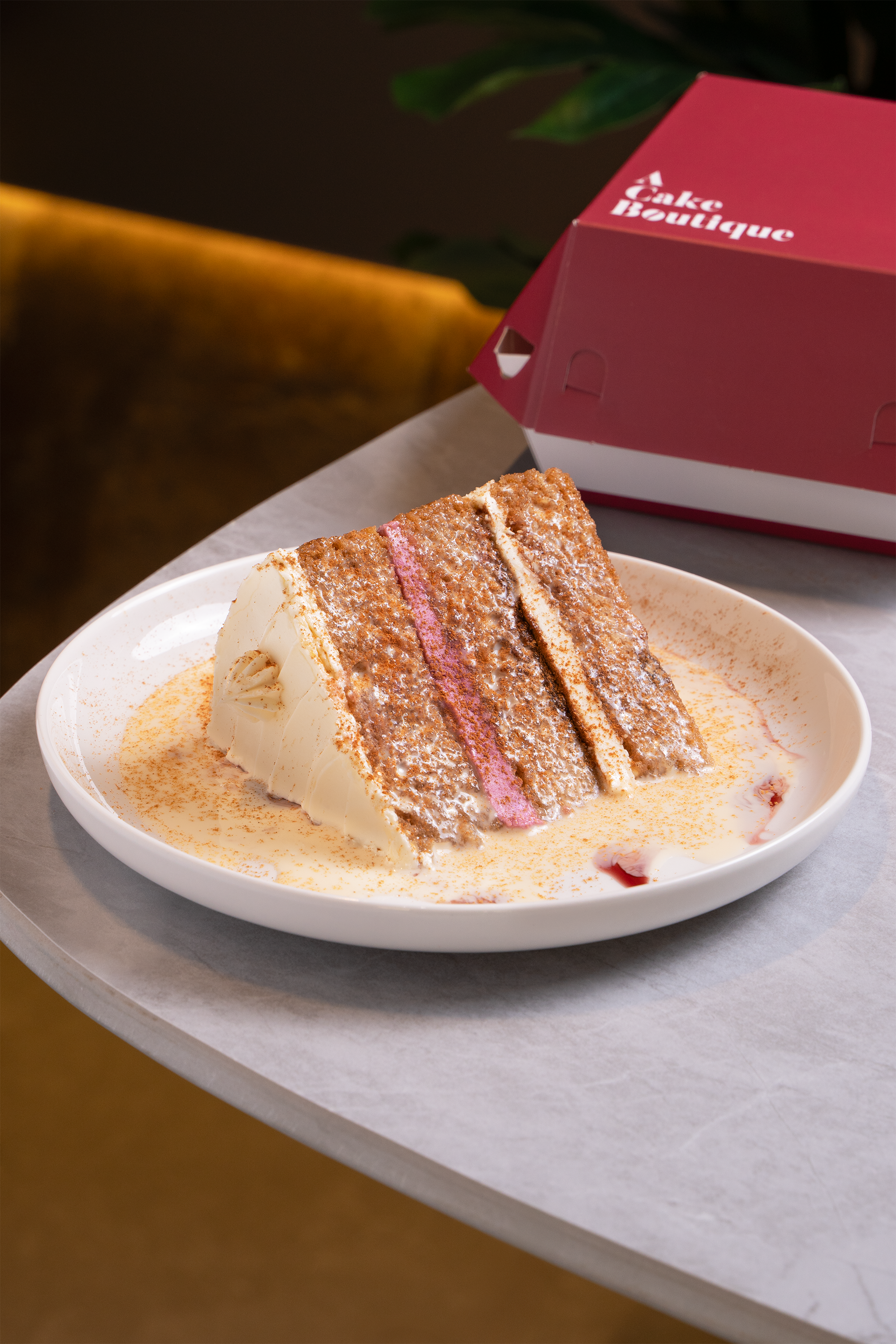 porcion de torta tres leches de suspiro a la limeña de la pasteleria A Cake Boutique en Lima Perú