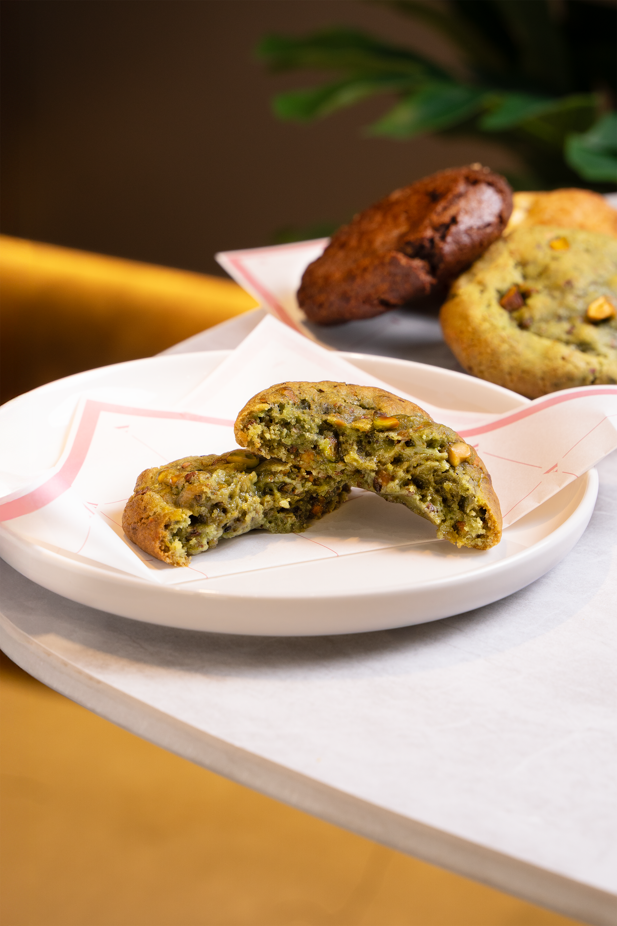 galleta rellena de pistacho  de la pasteleria A Cake Boutique en Lima Perú