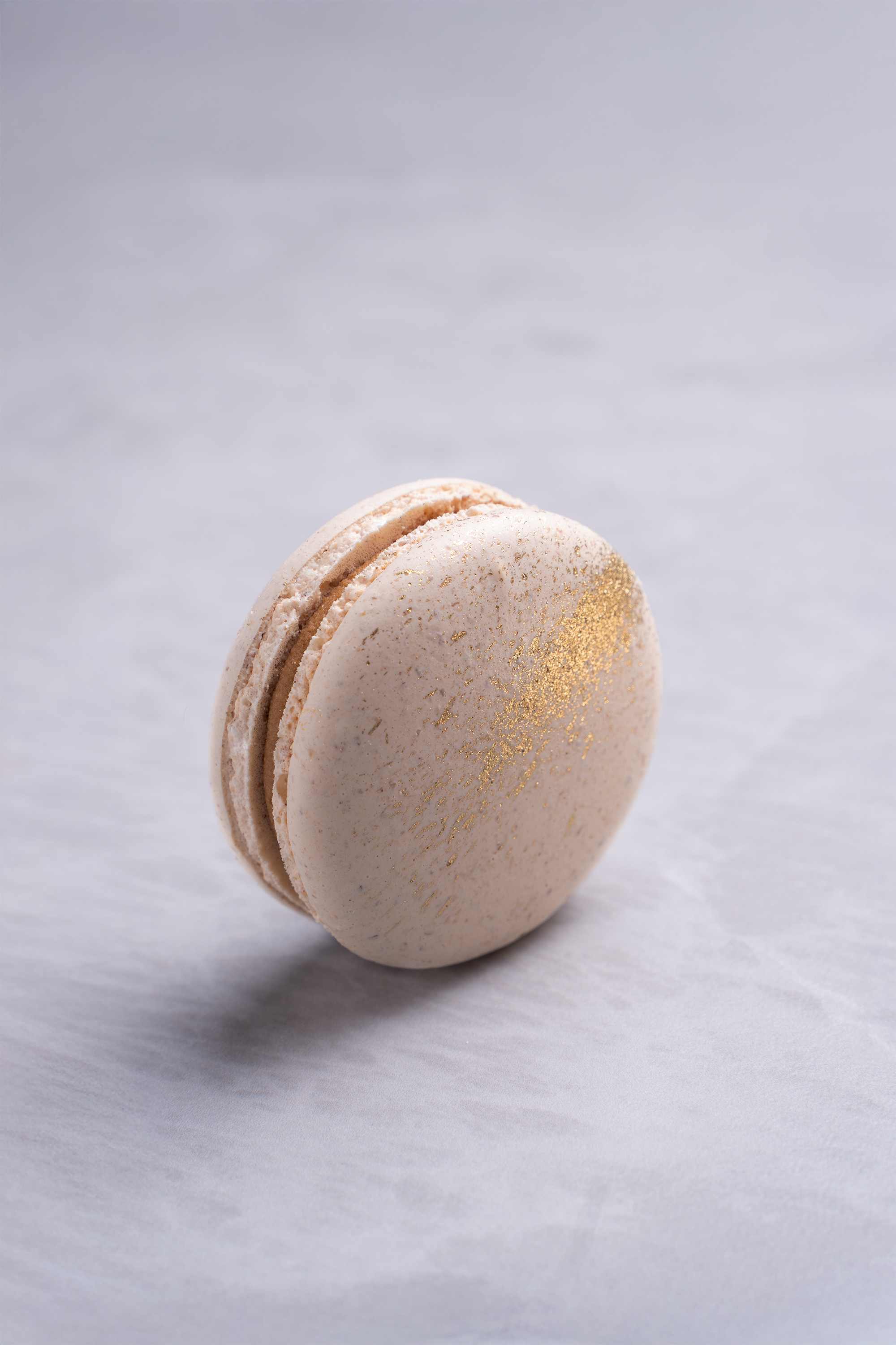 macaron frances de sabor cappuccino  de la pasteleria A Cake Boutique en Lima Perú