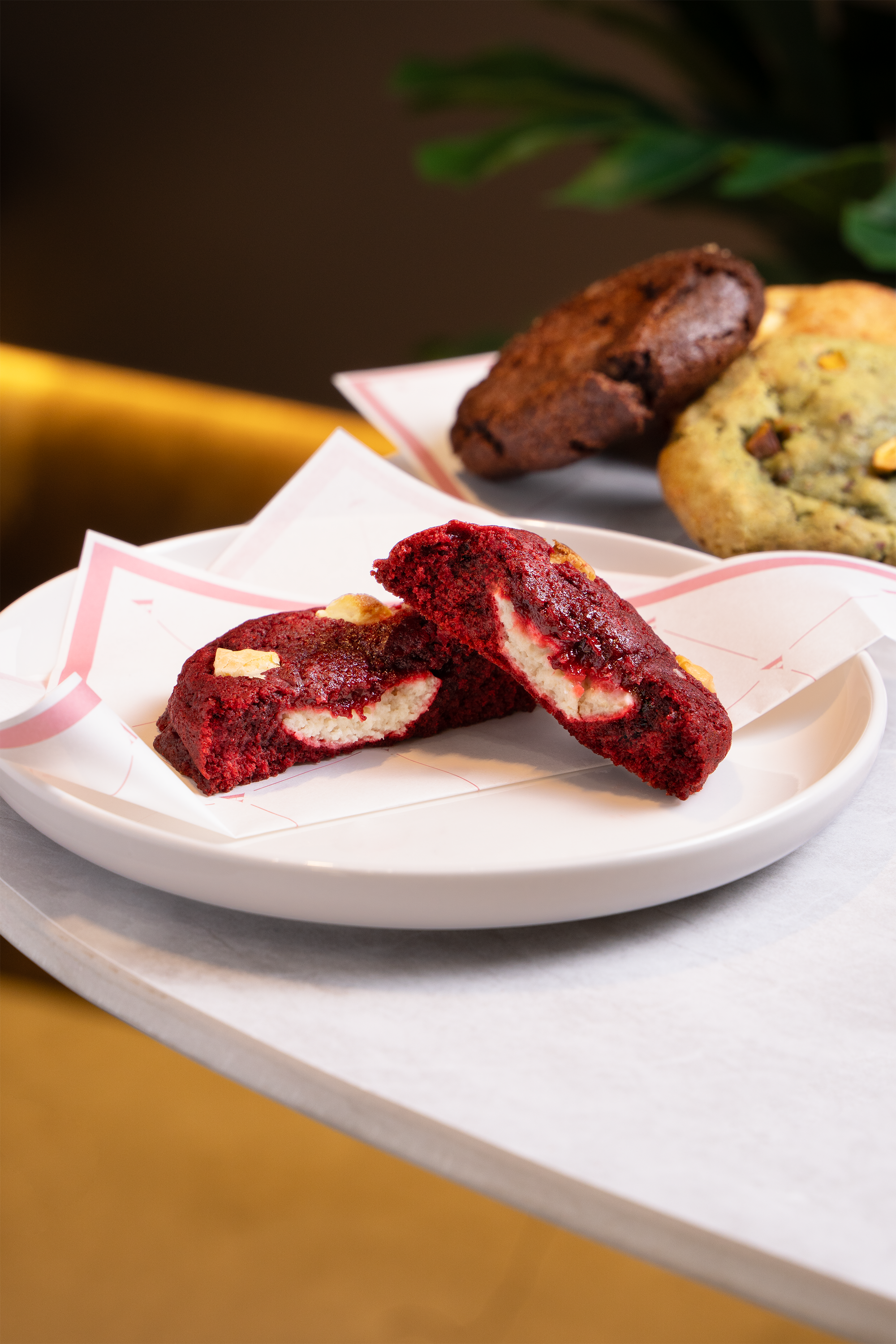 galleta rellena de red velvet cake  de la pasteleria A Cake Boutique en Lima Perú