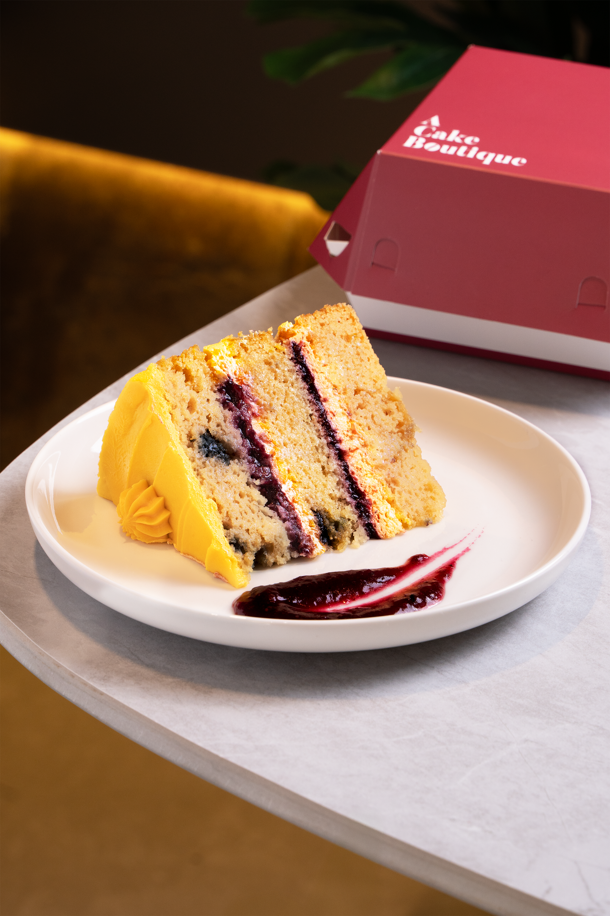 porcion de torta de maracuya y frutos rojos (wild forest cake)  de la pasteleria A Cake Boutique en Lima Perú