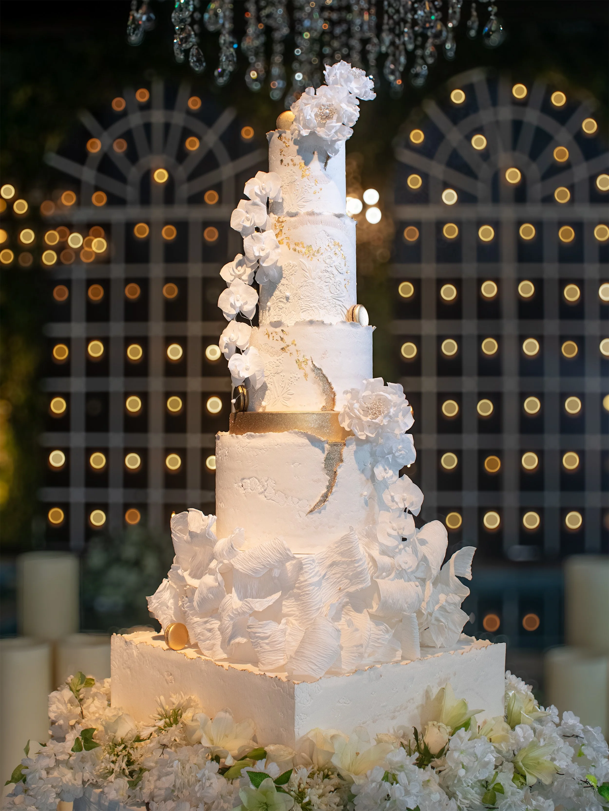 Torta de boda elegante de 6 pisos con flores blancas en Lima