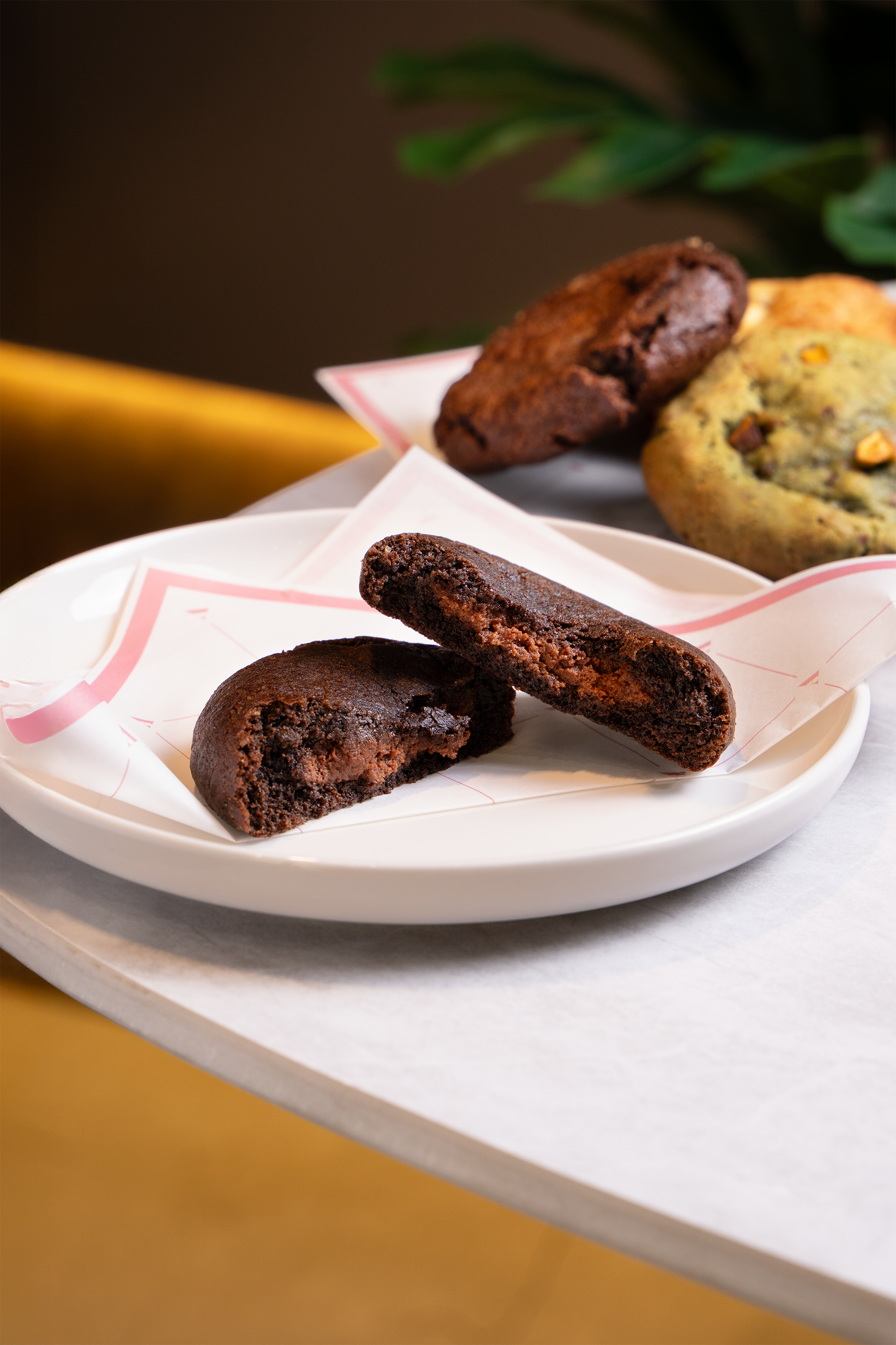 galleta rellena de doble chocolate  de la pasteleria A Cake Boutique en Lima Perú