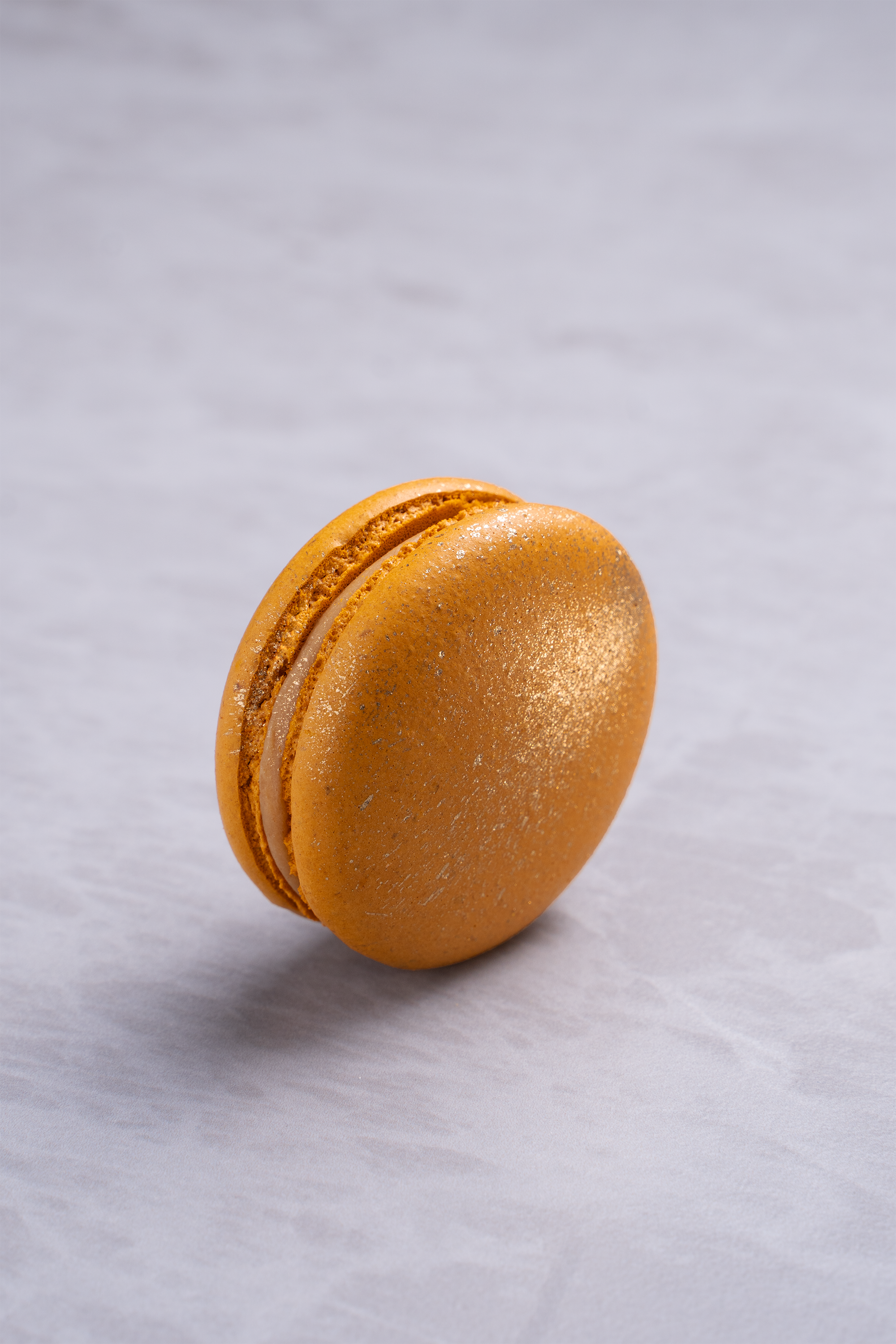 macaron frances de sabor caramelo  de la pasteleria A Cake Boutique en Lima Perú