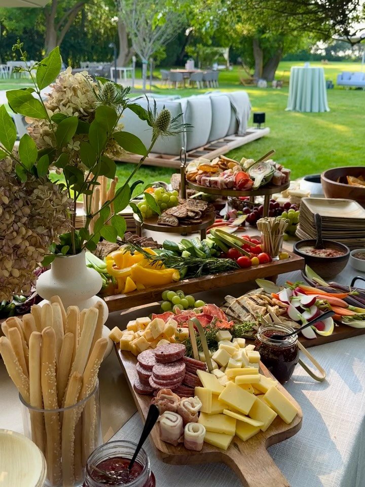 Grazing station at the Roundtree 🙃☀️🫶🏼
.
.
.
#hamptonscaterer #catering #hamptonsevents #amagansett #hamptonsprivatechef